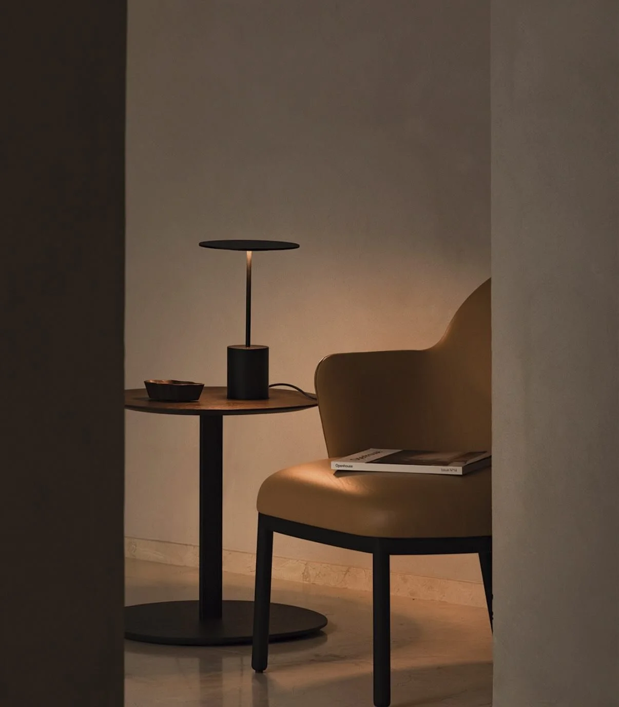 At leve i komfort gennem belysning ✨💡

En smuk lampe fra Arkos Yoru Big skaber en rolig og indbydende stemning. Med sit bl&oslash;de, ambient lys er den ideel til rum, hvor man &oslash;nsker en balanceret, komfortabel og funktionel atmosf&aelig;re ?