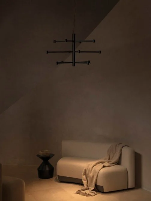✨ Art Chandelier ✨

En moderne fortolkning af den klassiske lysekrone 💫 &mdash; skabt til rum, der fortjener noget helt s&aelig;rligt 🖤

Art Chandelier kombinerer minimalistisk elegance med et let og n&aelig;sten sv&aelig;vende udtryk ☁️✨ Lampens s