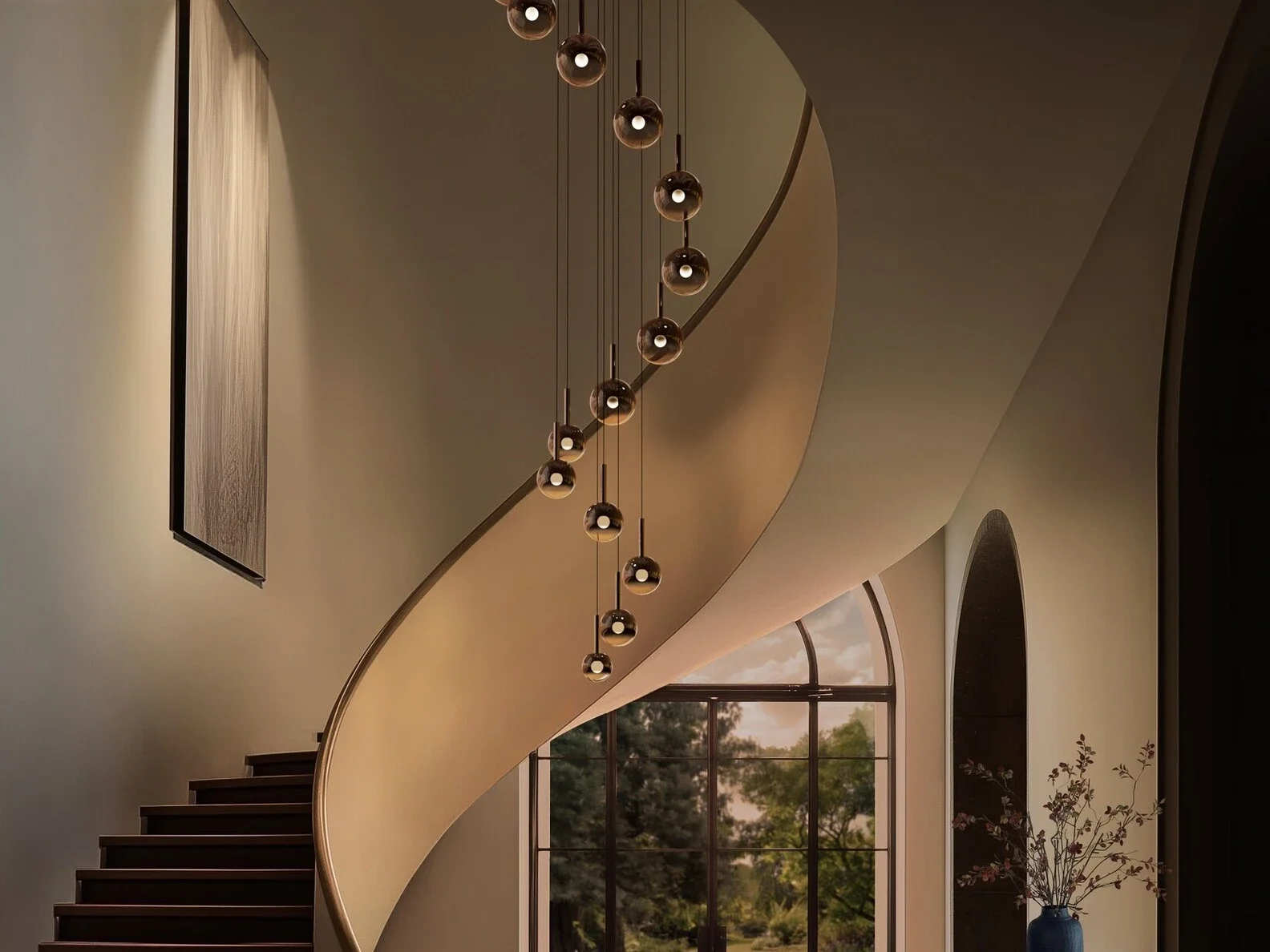 Indvendig af en moderne bolig med en svingtrappe og en loftlampe med flere kugler. Der er store vinduer, der afslører et udendørs landskab.