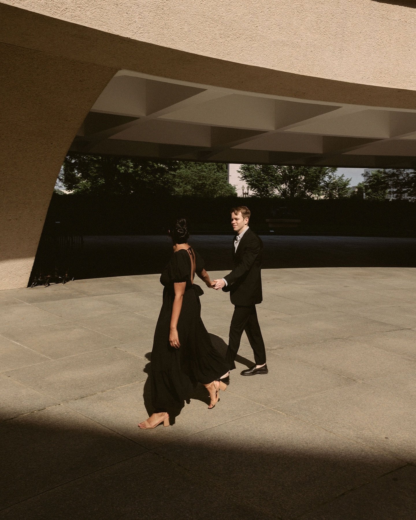 Had a blast with this couple for their engagement shoot at Washington D.C.&rsquo;s Hirshhorn Museum ✨ 

Looking forward to be with them again in August for their wedding day!! 🫶🏻💍

#weddingphotography #weddingphotographer #engagementphotos #engage