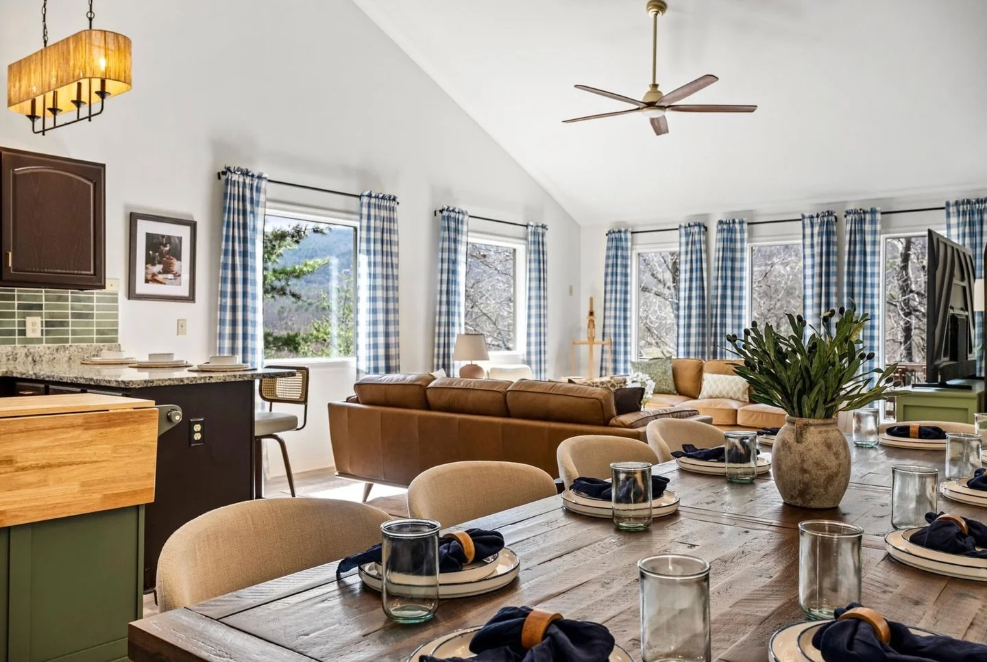 Some before &amp; after action for your Monday 🤍

Design: @abideaway x @hayes_and_company 
Photos: @cantrellarchitecturalmedia 

Tags: Airbnb design, STR design, interior design, short term rental, Virginia, McGaheysville