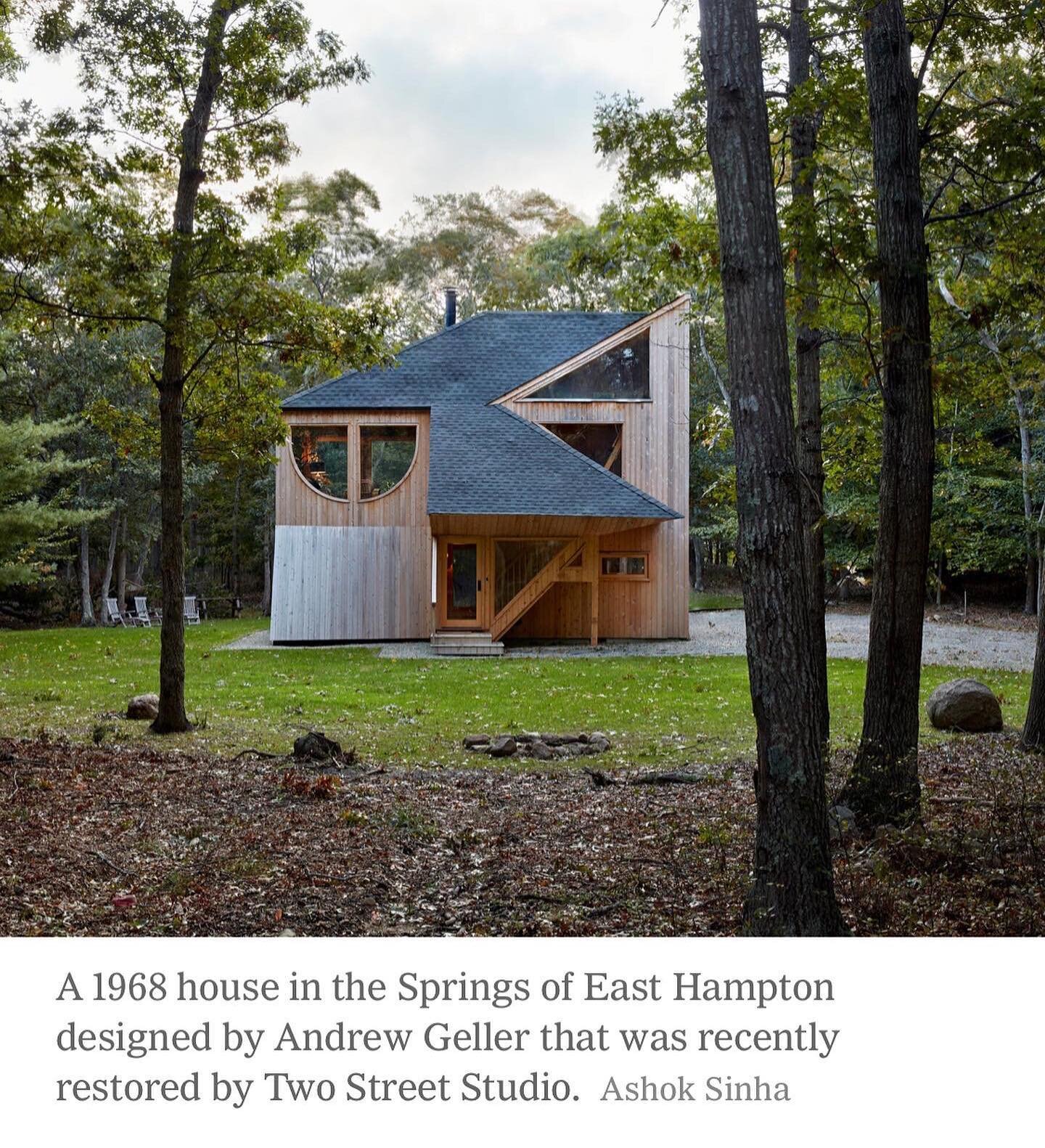 Fun to see the @the_antler_house in the @nytimes today. @widgetfactoryco and @idesofblue getting the recognition they deserve! #hamptons #midcenturymodern #antlerhouse #andrewgeller #vacationhome #cedar #architecture #springs #easthampton