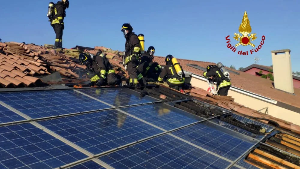 Incendio tetto fotovoltaico.jpeg