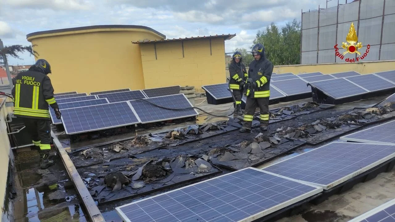 Incendio impianto fotovoltaico commerciale.jpg