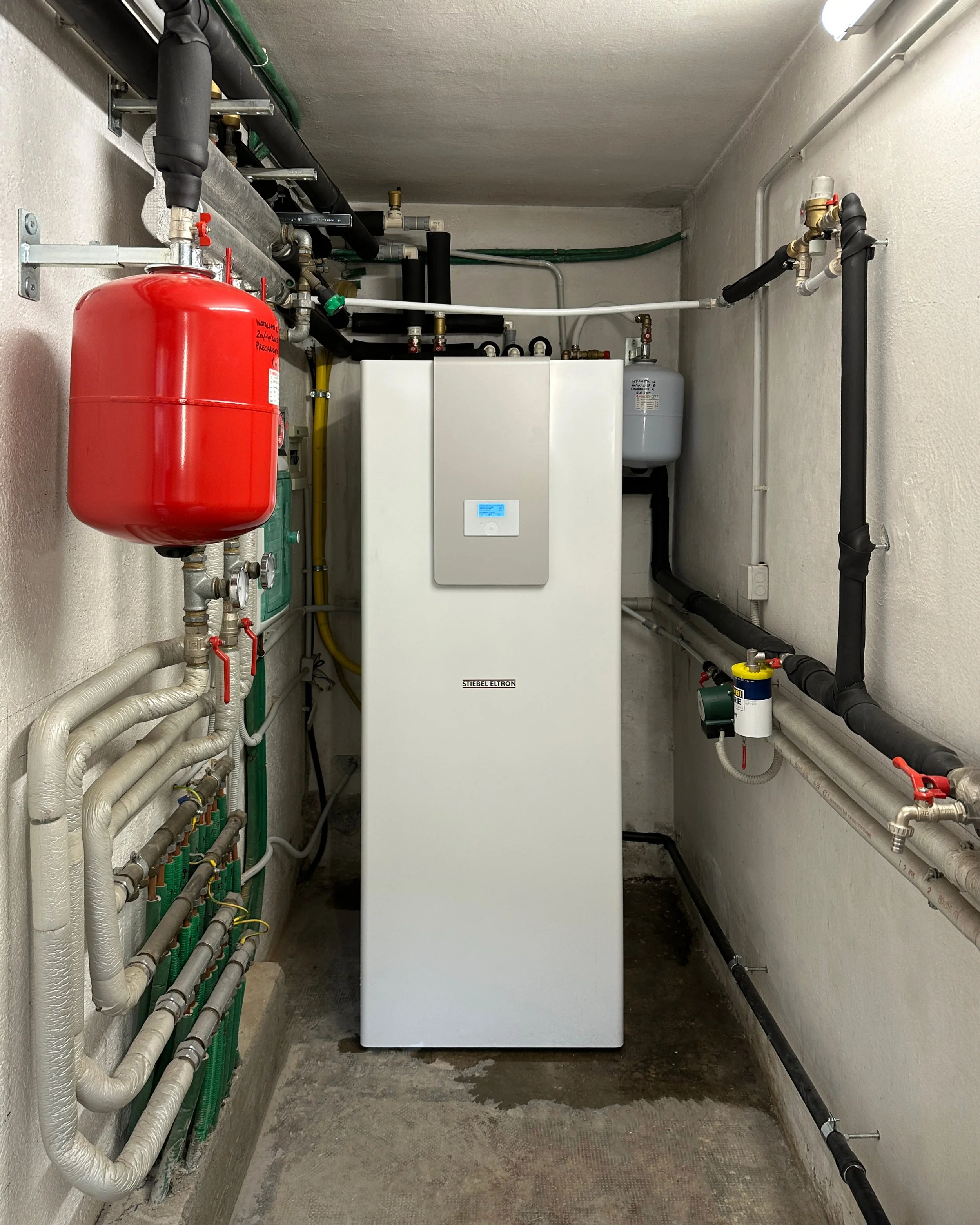 Pompa di calore aria-acqua 13 kW  + Accumulo integrato ACS 168 L