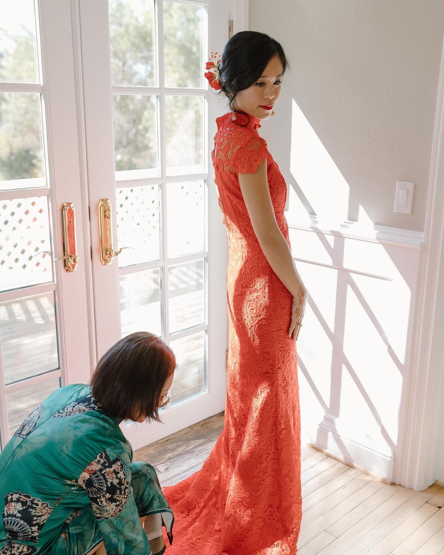 Here&rsquo;s a sweet capture shared between a mother and her daughter moments before the Tea Ceremony. A bond that is unbreakable.. ❤️

Planning and Design: Harlene Events
Venue: @liveloveleal 
Photography/Videography: @alytovar 
HMU: @designherimage