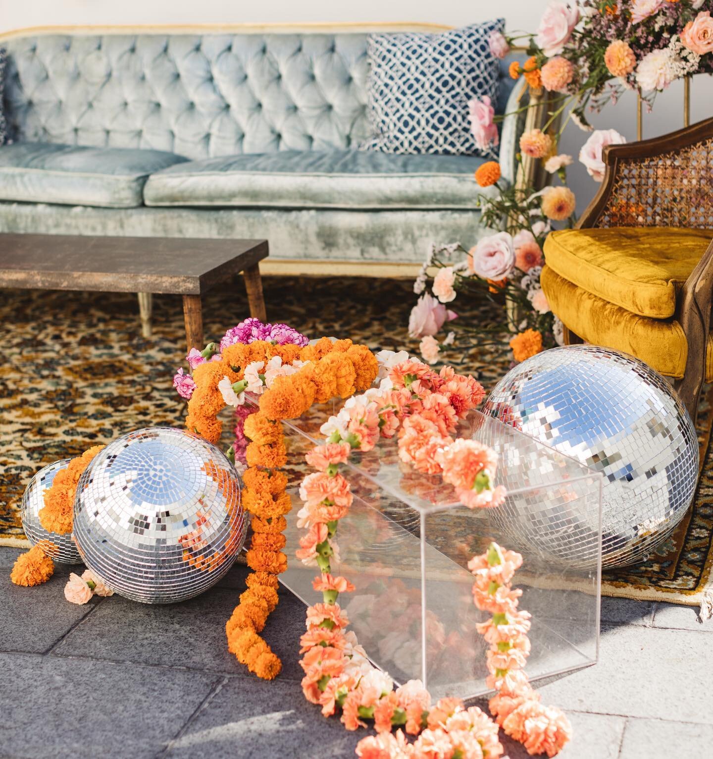 M+V&rsquo;s wedding was inspired by the citrus notes and accents of bright florals. This bright color palette was certainly a fresh of breath air! 

Planning and Design: Harlene Events
Venue: @blancourbanvenue 
Photographer: @zoelarkinphoto 
Florals: