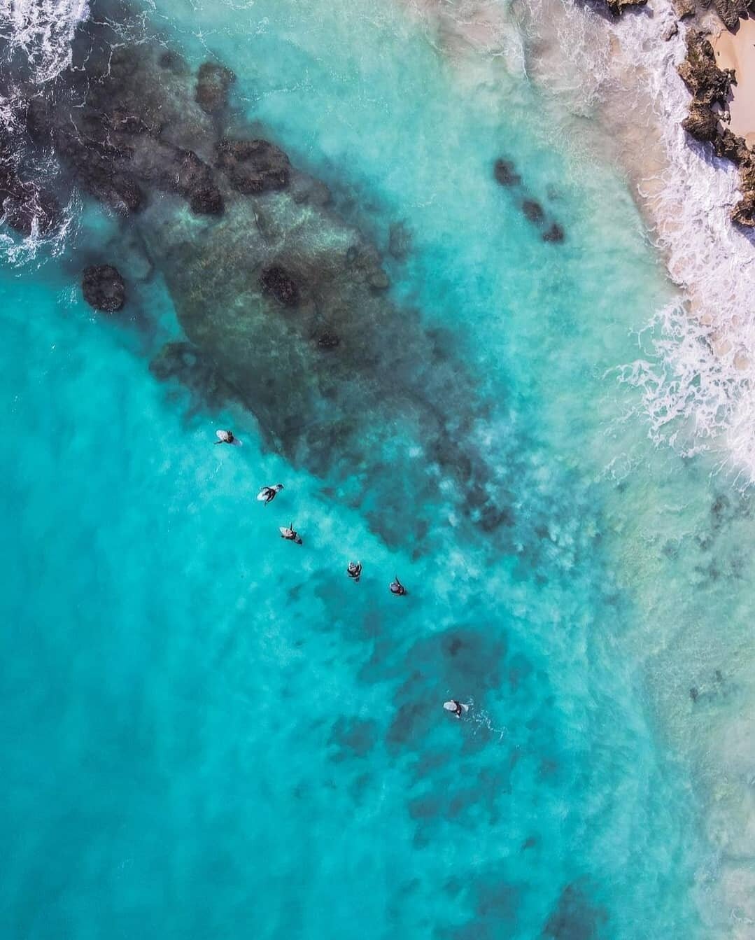 Crystal Clear Line Up.  Photo by @las_bermudas . Great shot!
.
.
.
.
.
.
.
.
#bermuda #bermynet #turquoisewater #travelgram #wanderers #travellers #explorers #island #islandlife #explore #wanderlust #paradise #doyoutravel #bermudatriangle #instatrave