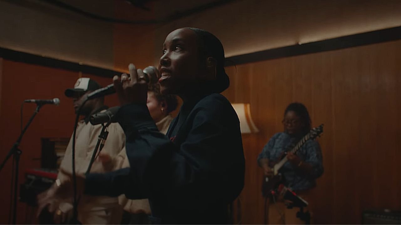 Ego Ella May shares live video for “What You Waiting For” and announces UK Tour