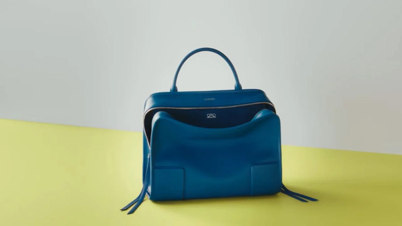 Watch the video of the production process of LOEWE’s Amazona 180 bag