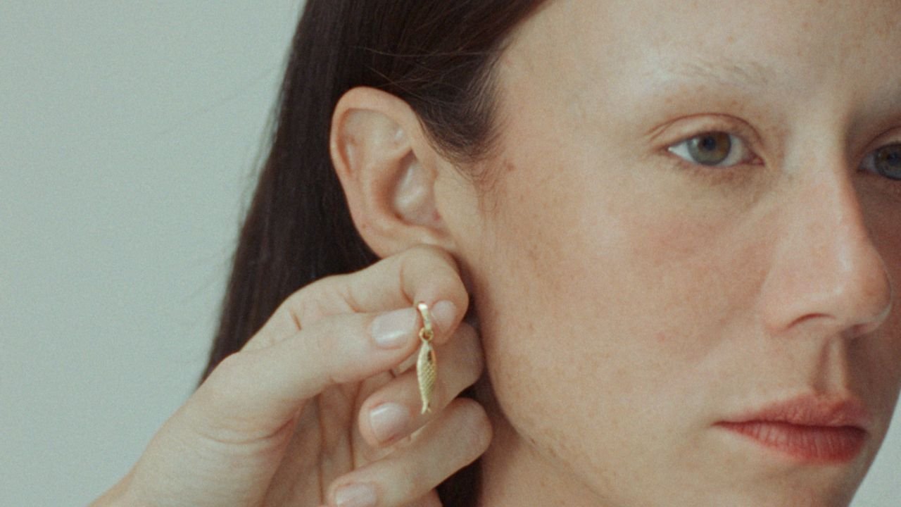 Watch the creative fashion film “À la folie, pas du tout” for São Paulo fine jewelry brand, Mariana Vicintin