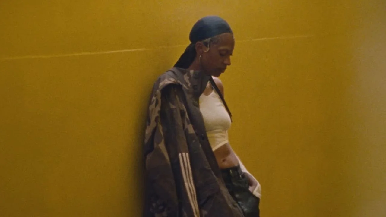 Creative recording artist anaiis stars in visualiser video for new single “Sunshine”