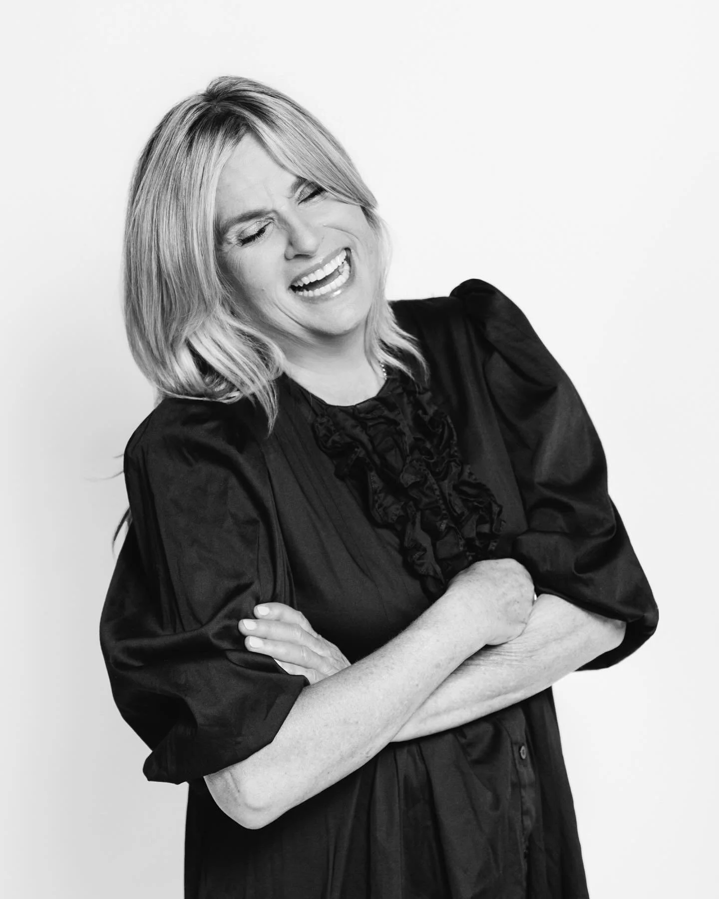 Bridget Fonger, author of Superhero of Love, speaker, coach, and champion of heart-centered growth &amp; healing, joined me for one of my recent Simple Headshot Days, and this laugh says it all. ✨
⠀
She arrived feeling a smidge stressed (life has thr