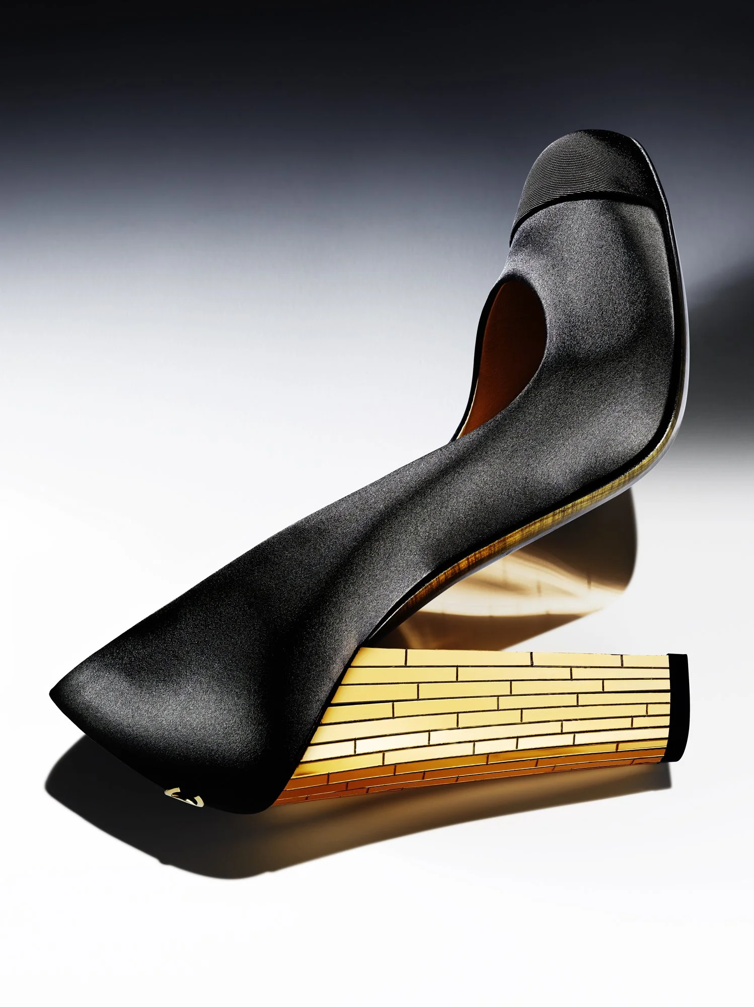 PUMPS_CHANEL_BLACK_GOLD_CONTACT_V.jpg