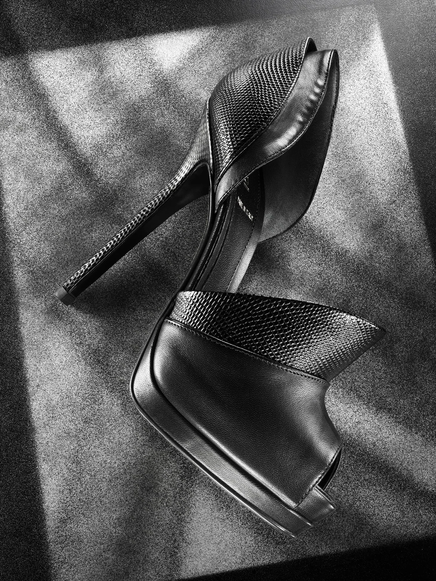 PUMPS_FENDI_BLACK_SPRAY_CONTACT.jpg