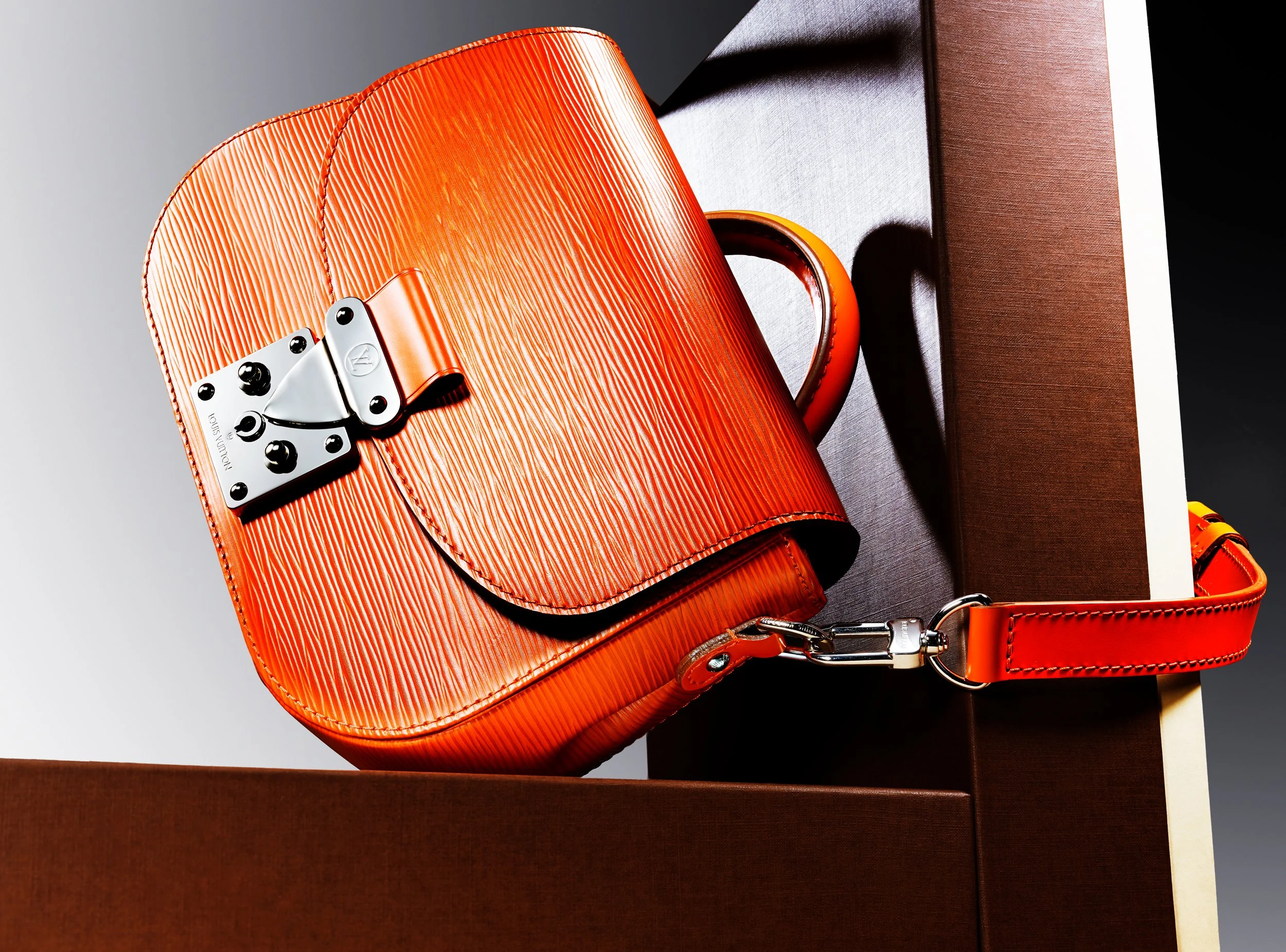 AKIRA_BAG_LV_ORANGE_EDEN_WITH_BOX_CONTACT.jpg