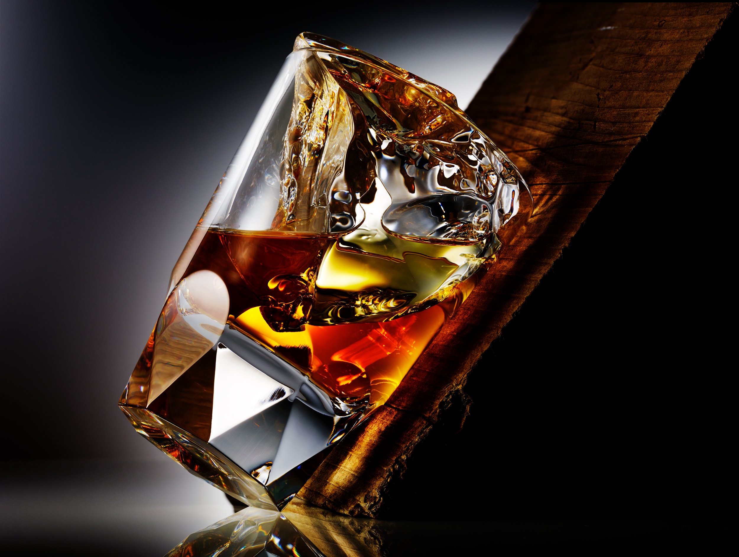 AKIRA_WHISKY_GLASS_ANGLED_WOOD_CONTACT.jpg