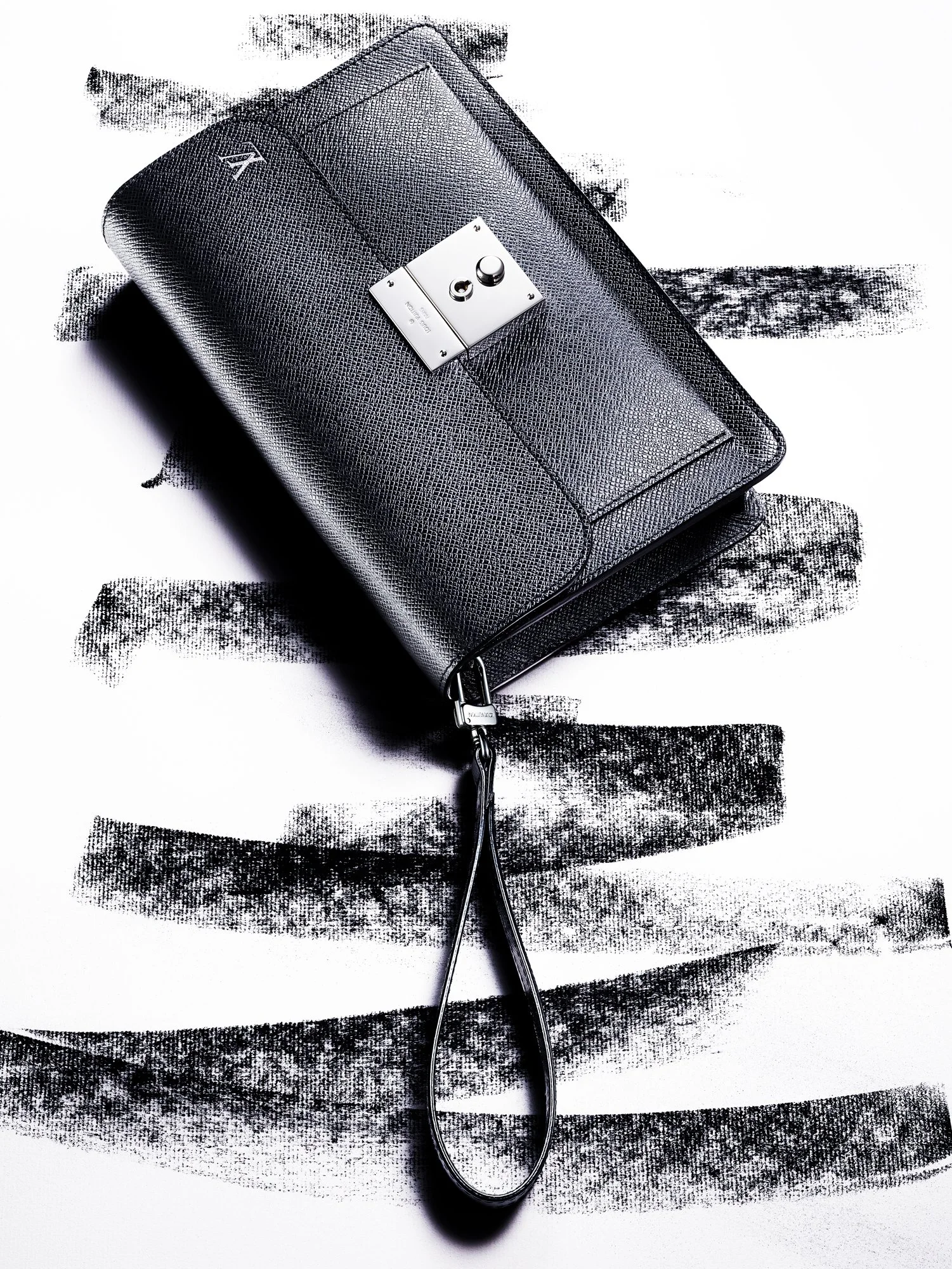 AKIRA_BAG_LV_MES_BLACK_CONTACT.jpg