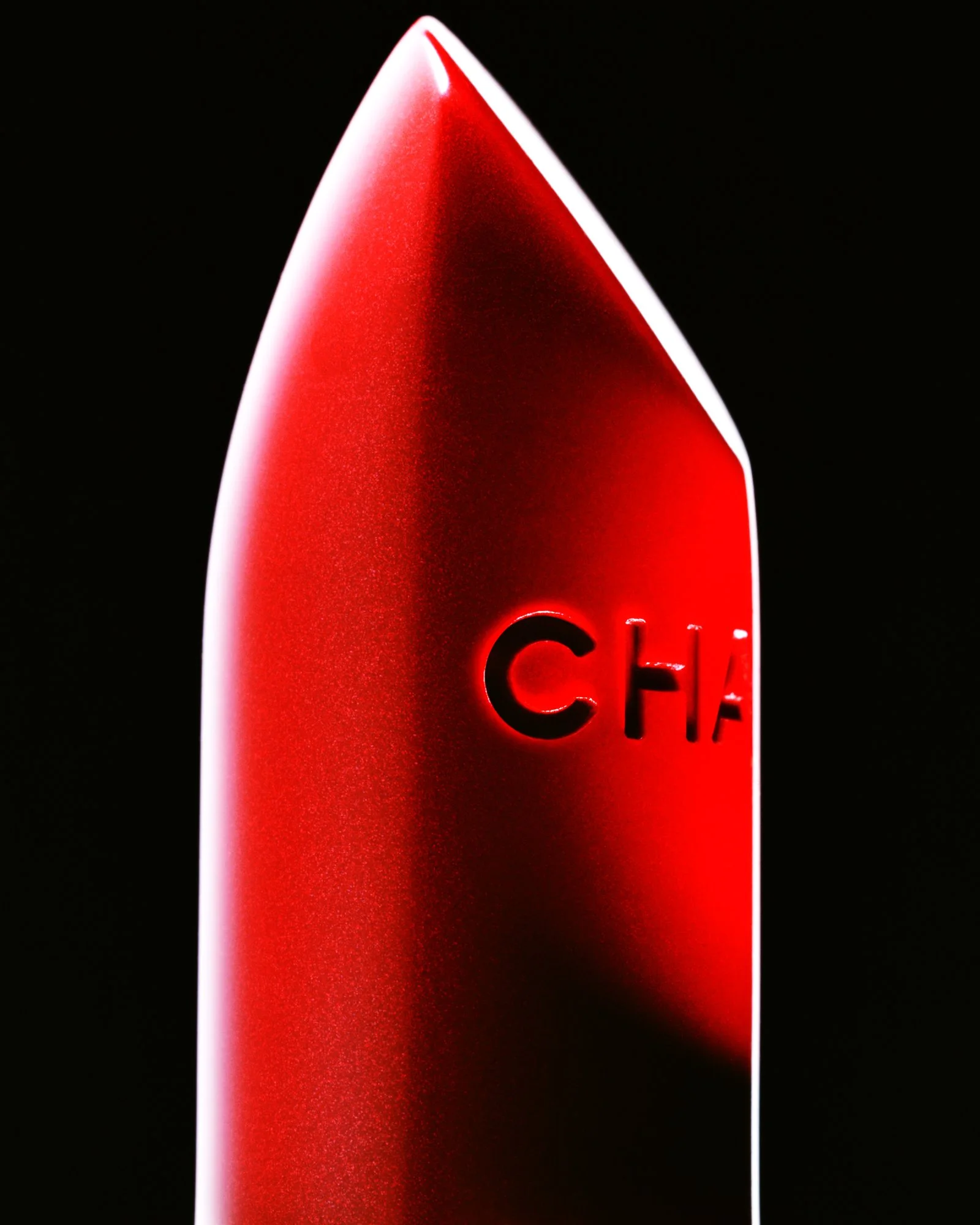 AKIRA_COSMETICS_CHANEL_RED_LIP_TOP_CONTACT.jpg