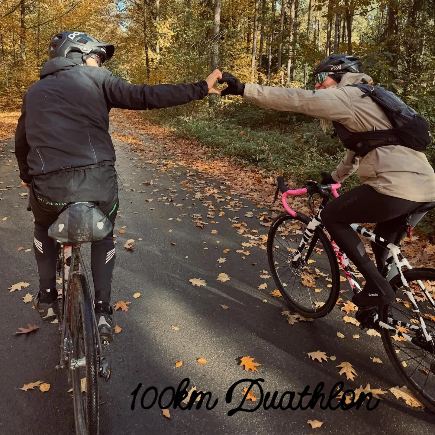 Der 100 km Duathlon nimmt Fahrt auf 🚀
Teams sind gemeldet, Beine werden warmgelaufen, R&auml;der poliert.
Mit dabei:
👉 Stratzende Atzen &ndash; Tempo ist Programm
👉 SK Schleichtier &ndash; untersch&auml;tzt, aber z&auml;h
👉 Die Bummler &ndash; en