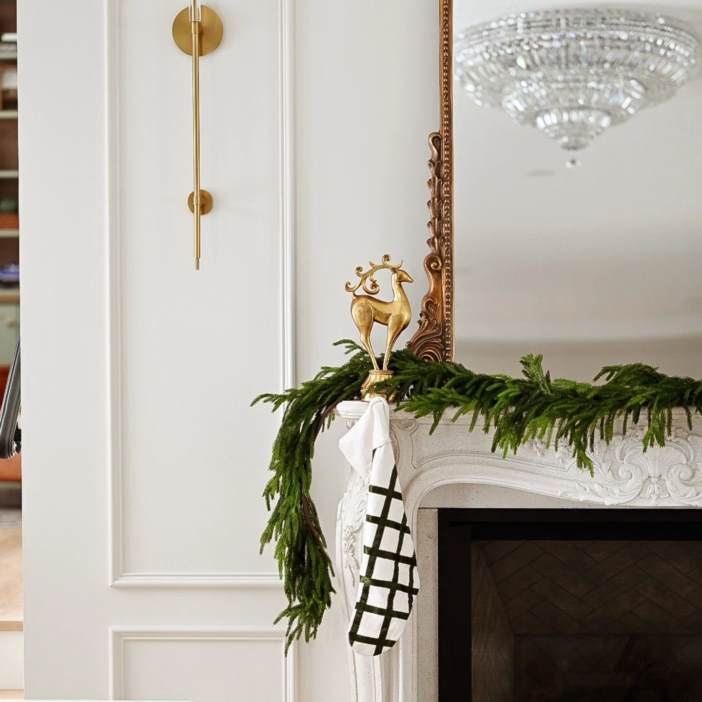 Mantle magic 🦌🌲🎅