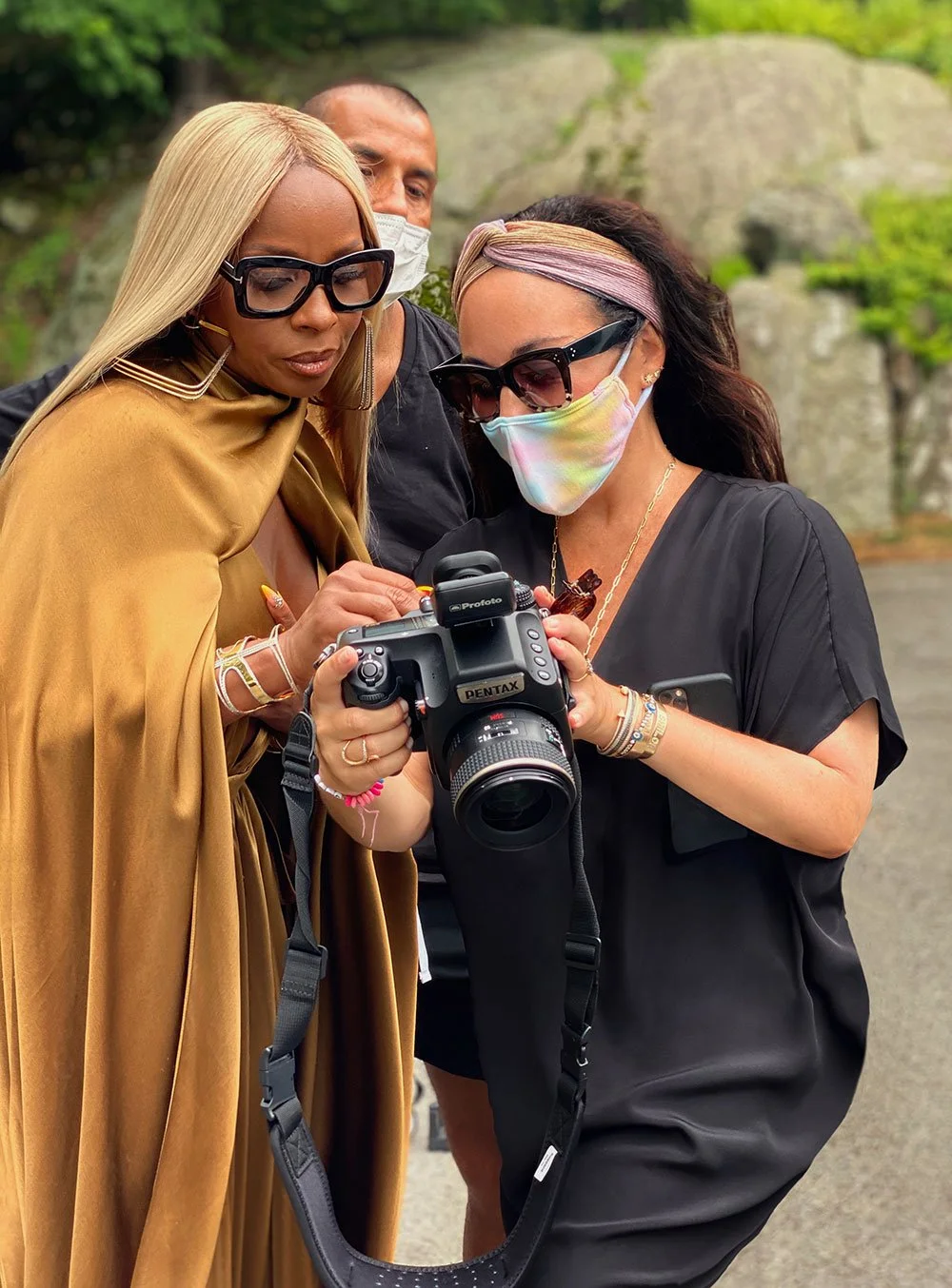Showing Mary J. Blige the photographs from our shoot.