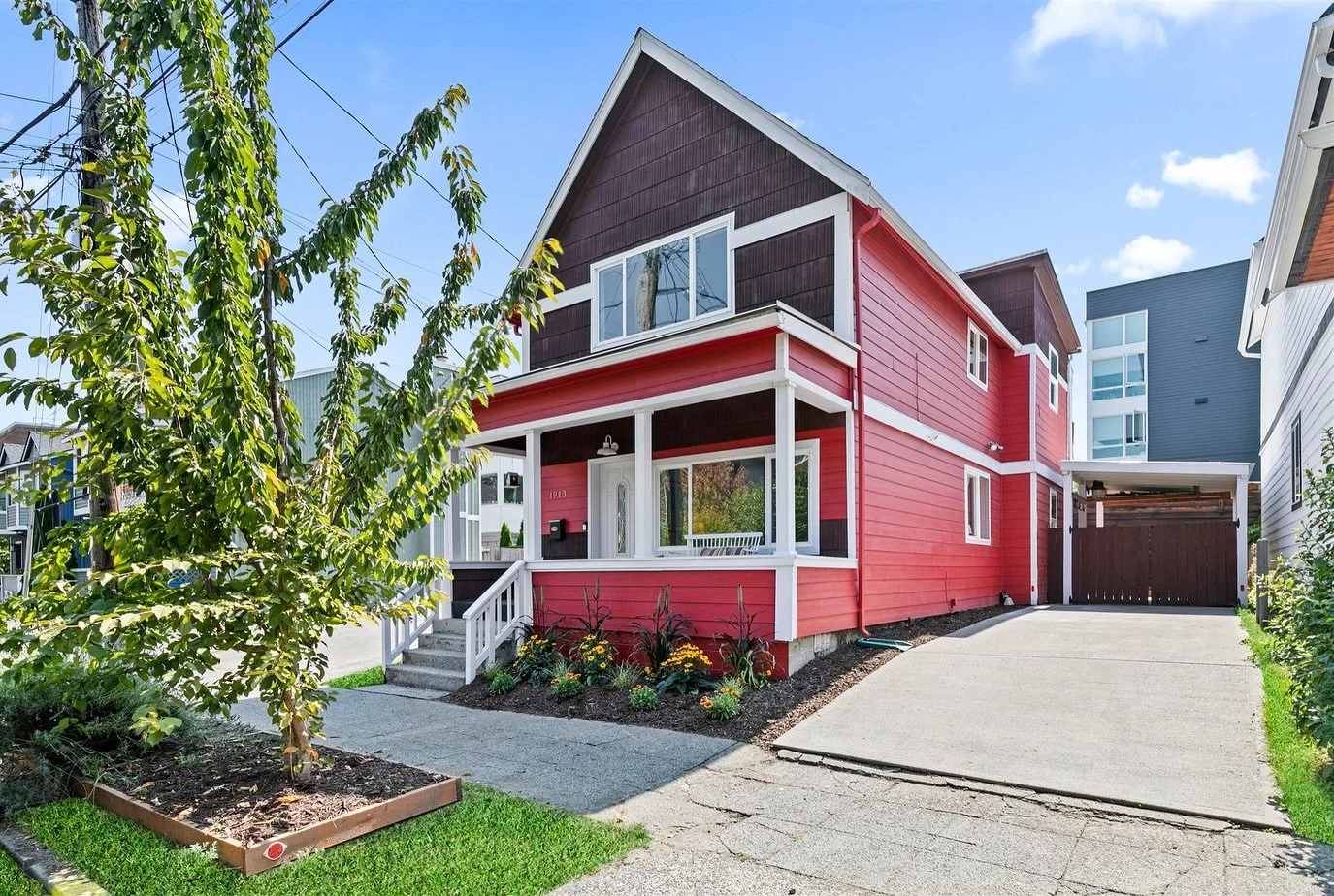 ✨ Meet Big Red ✨

A classic Seattle craftsman with bold curb appeal and a light-filled, flexible interior. Think soaring ceilings, updated kitchen + baths, and a dreamy front porch made for morning coffee or happy hour. 

Upstairs, two oversized bedr