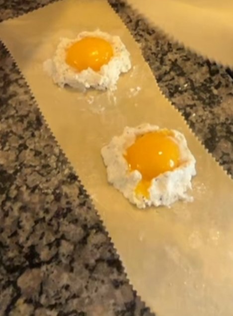 Uovo, Raviolo al (Egg Yolk Ravioli)