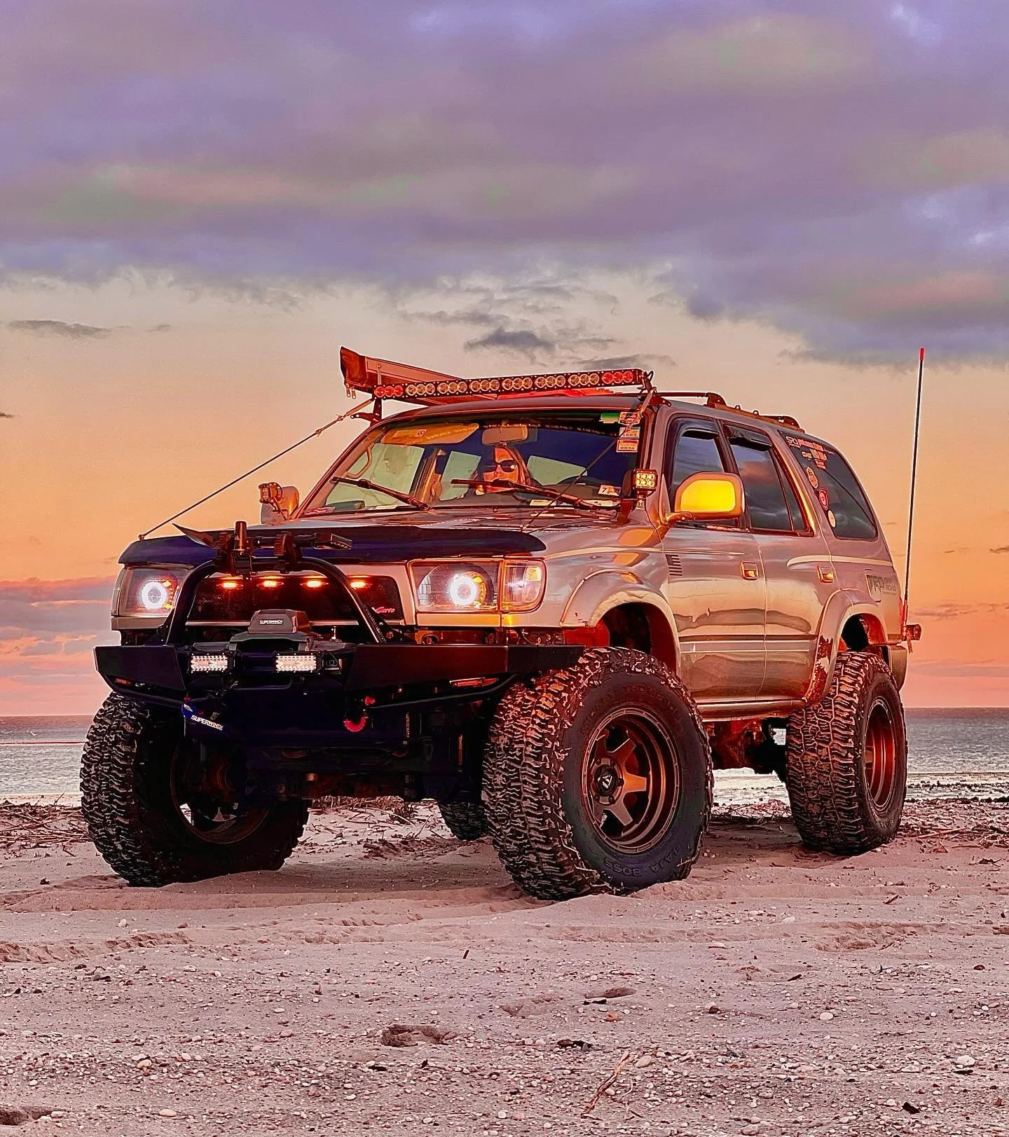 Realized I&rsquo;ve never done a build list before. So 2025 is a good a time as ever. Nothing too wow, so just informative ha. 

Rig: @toyotausa 2002 4Runner SR5 Auto 4x4 Center Locker 

Tires: @mickeythompsontires Baja Boss A/T 315x70x17 E
Wheels: F