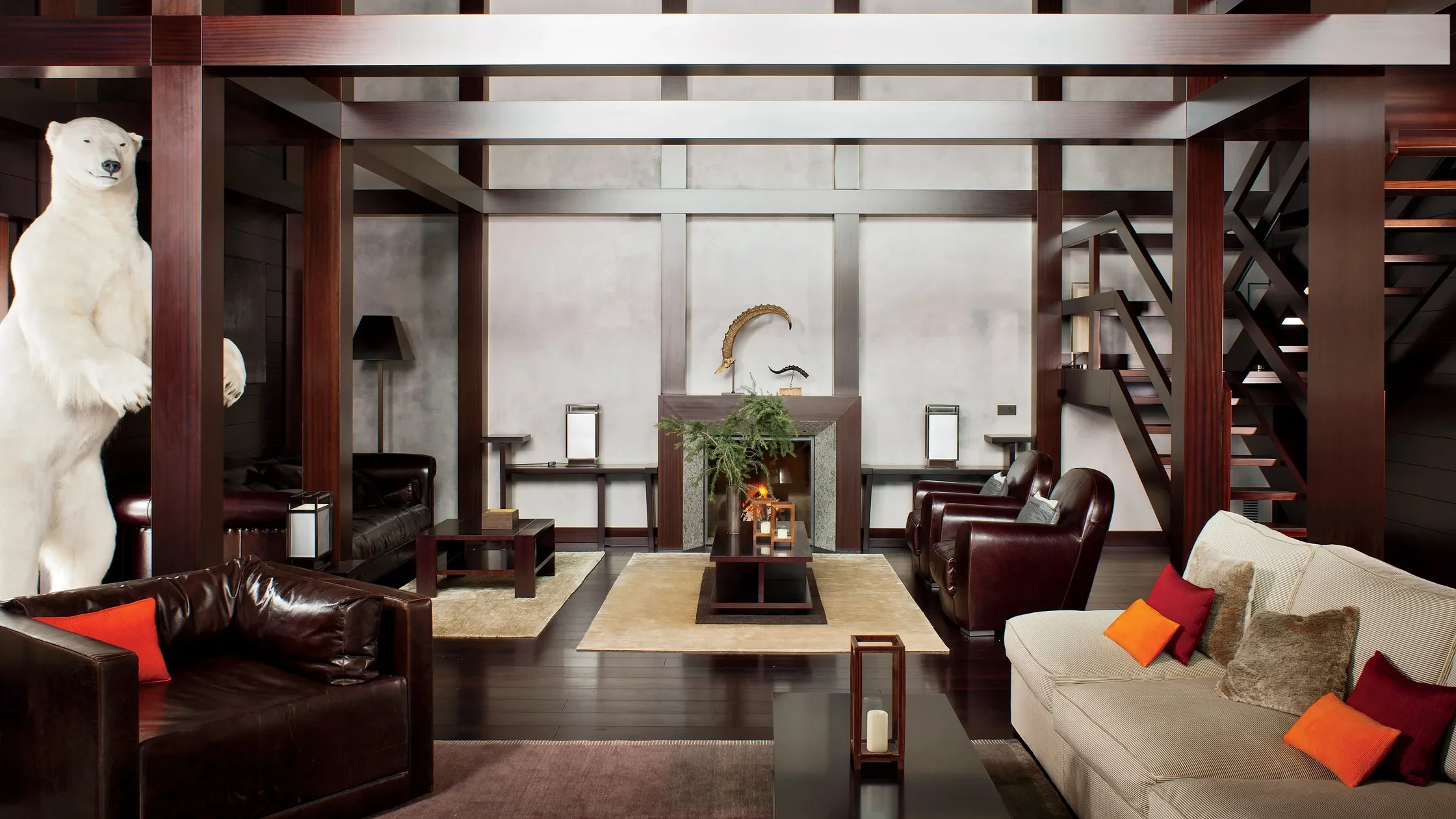Interior residencia Giorgio Armani Milán, salón con oso polar, foto de archivo
