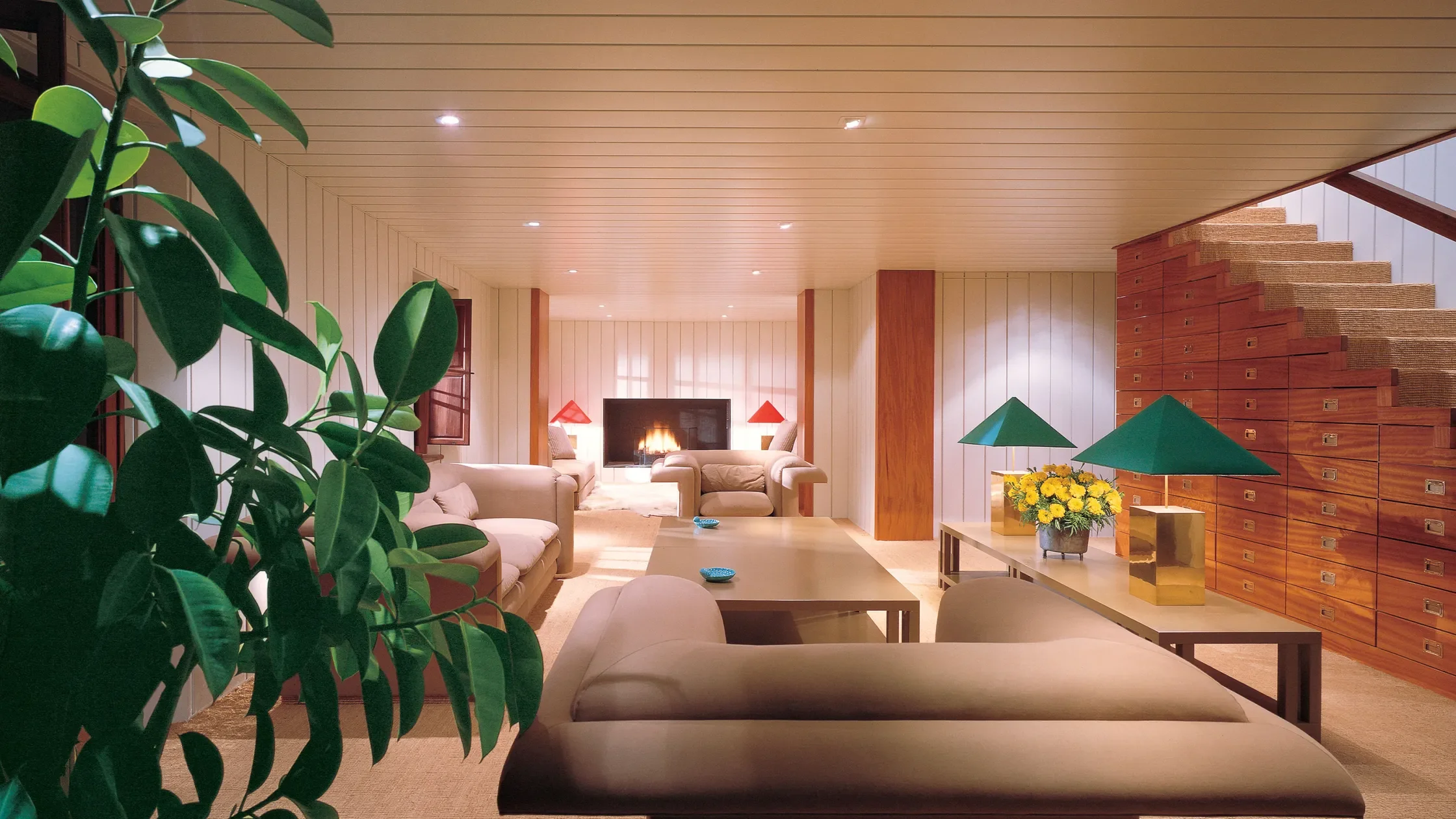 Interior elegante residencia Giorgio Armani, salón minimalista, escalera integrada, foto de archivo