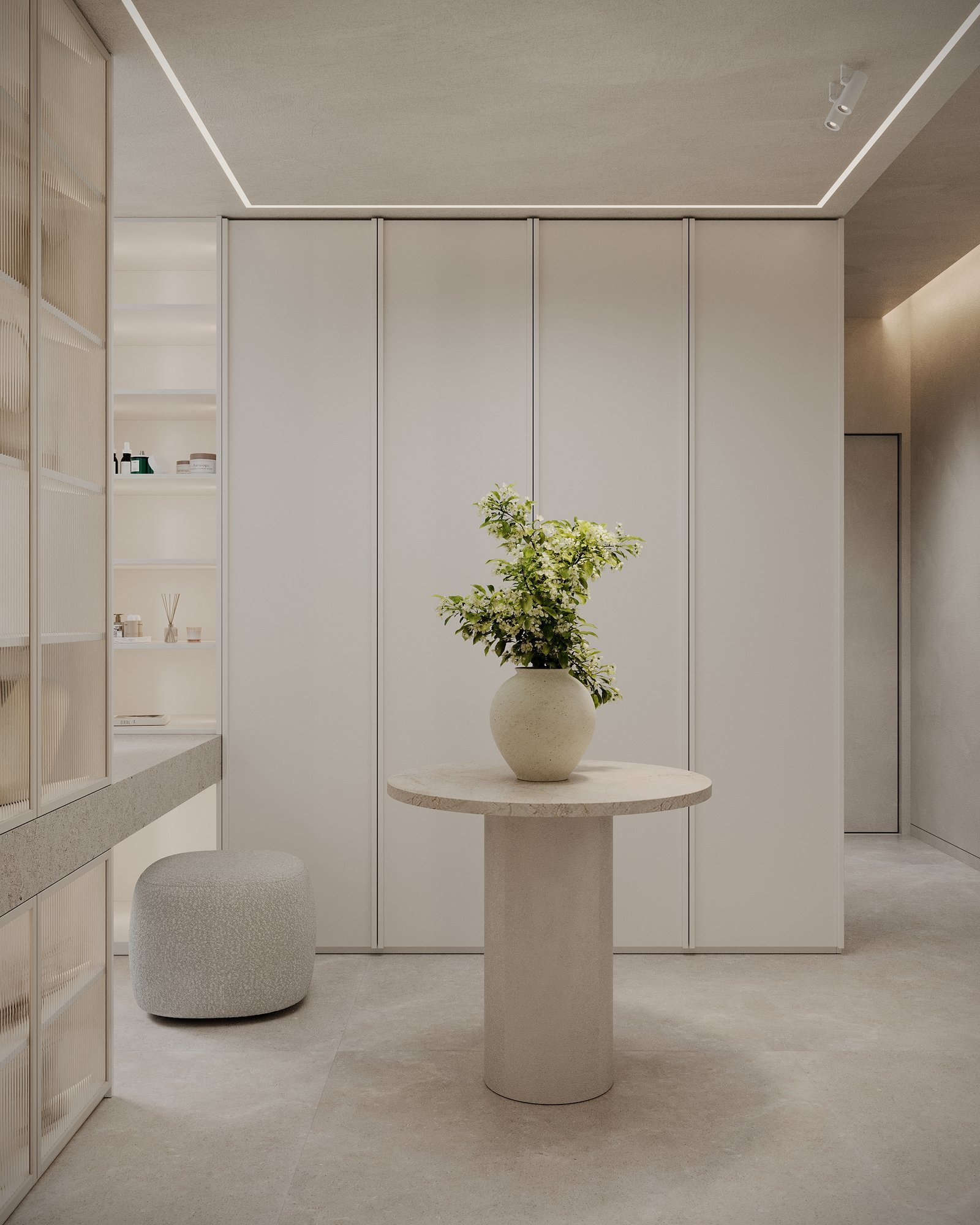 Vestidor claro con armarios, vitrina y mesa central.