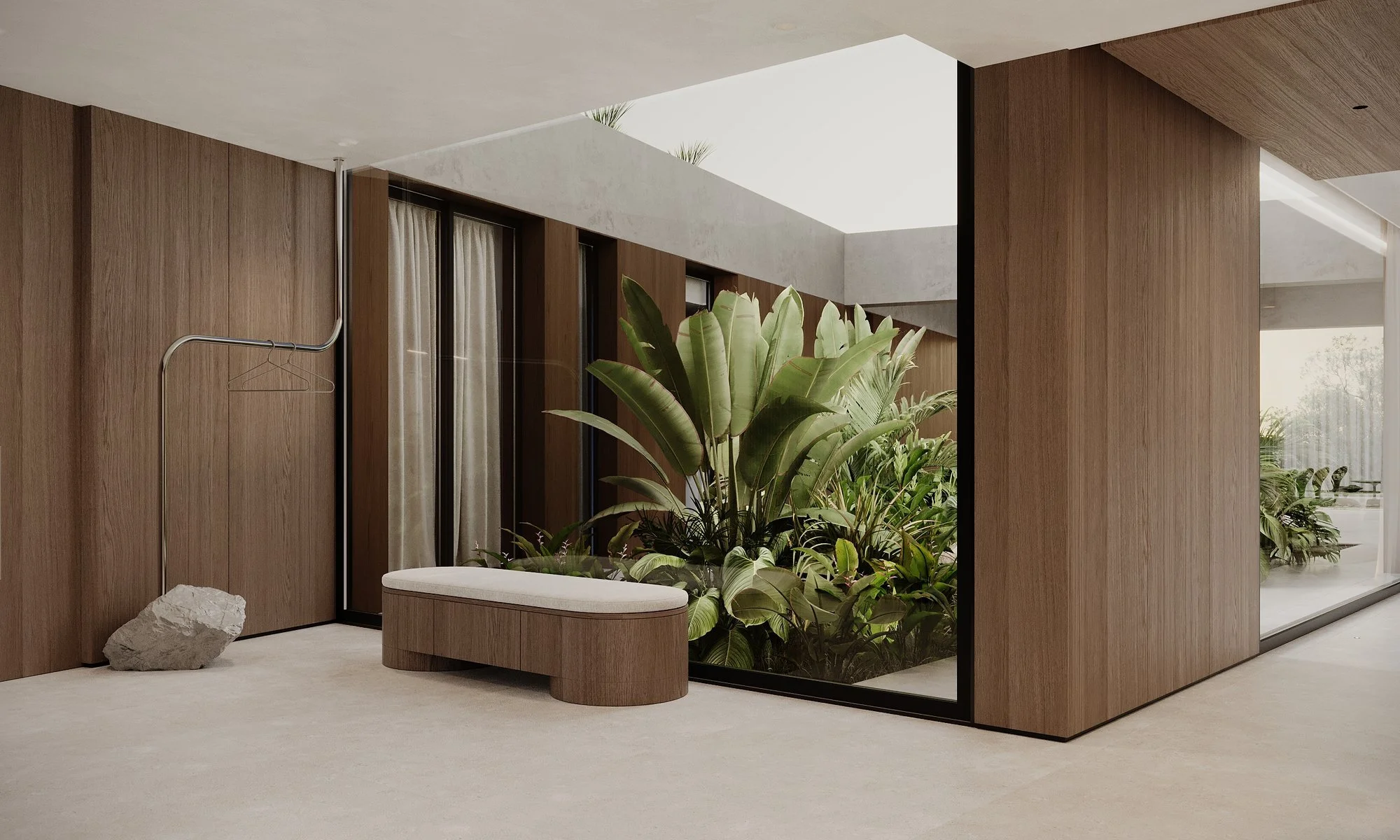 Patio con vegetación rodeado de vidrio y revestimientos de madera.
