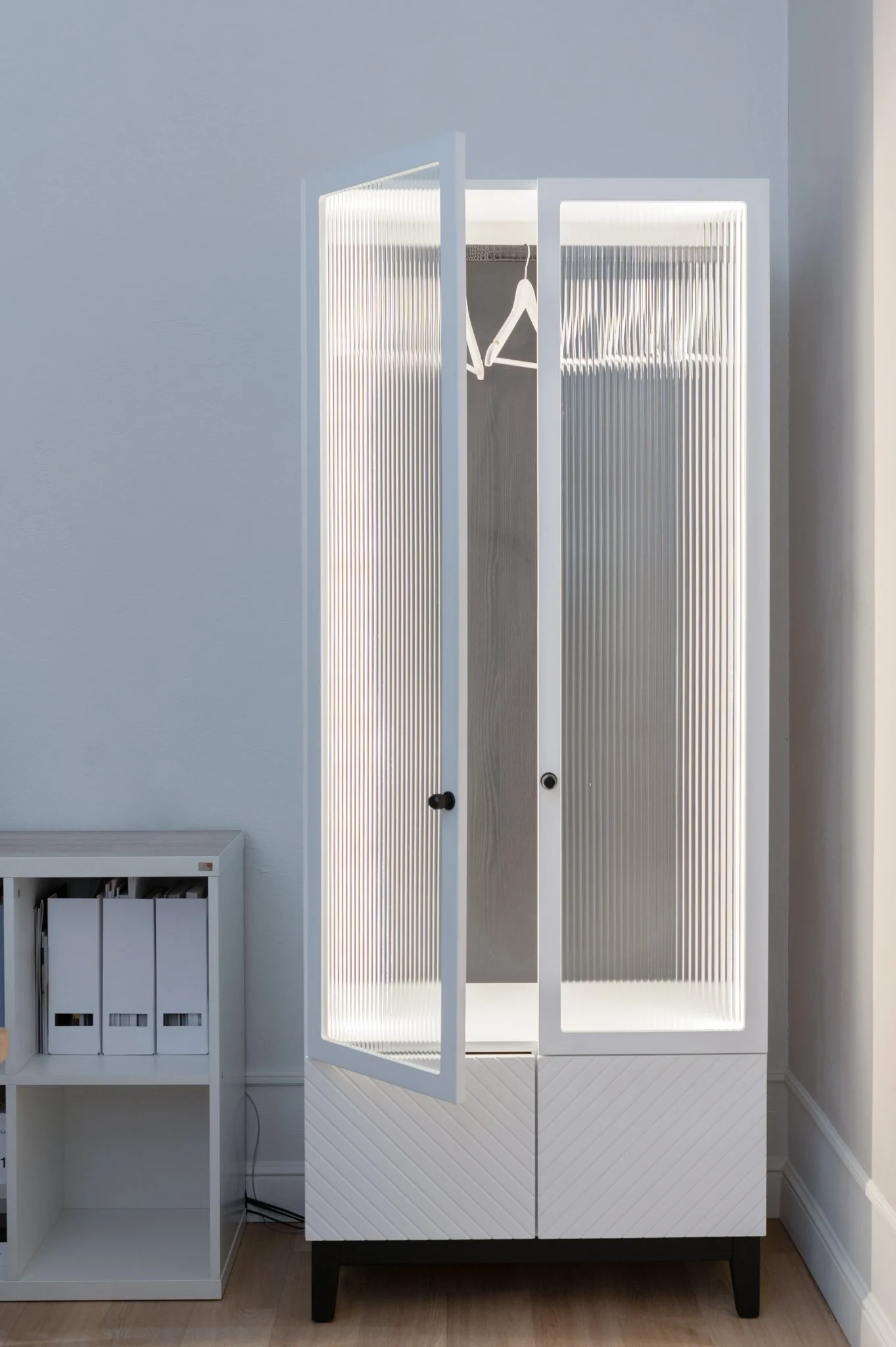 Carpathian Snowdrop Cabinet