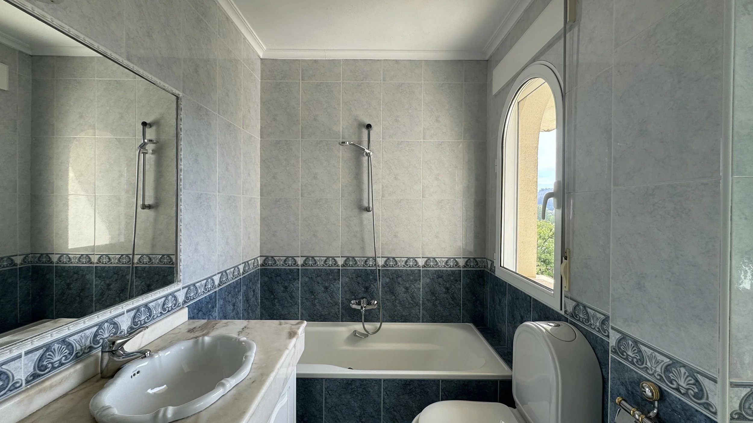 home-built-on-love-azulejos clásicos para baño.jpg