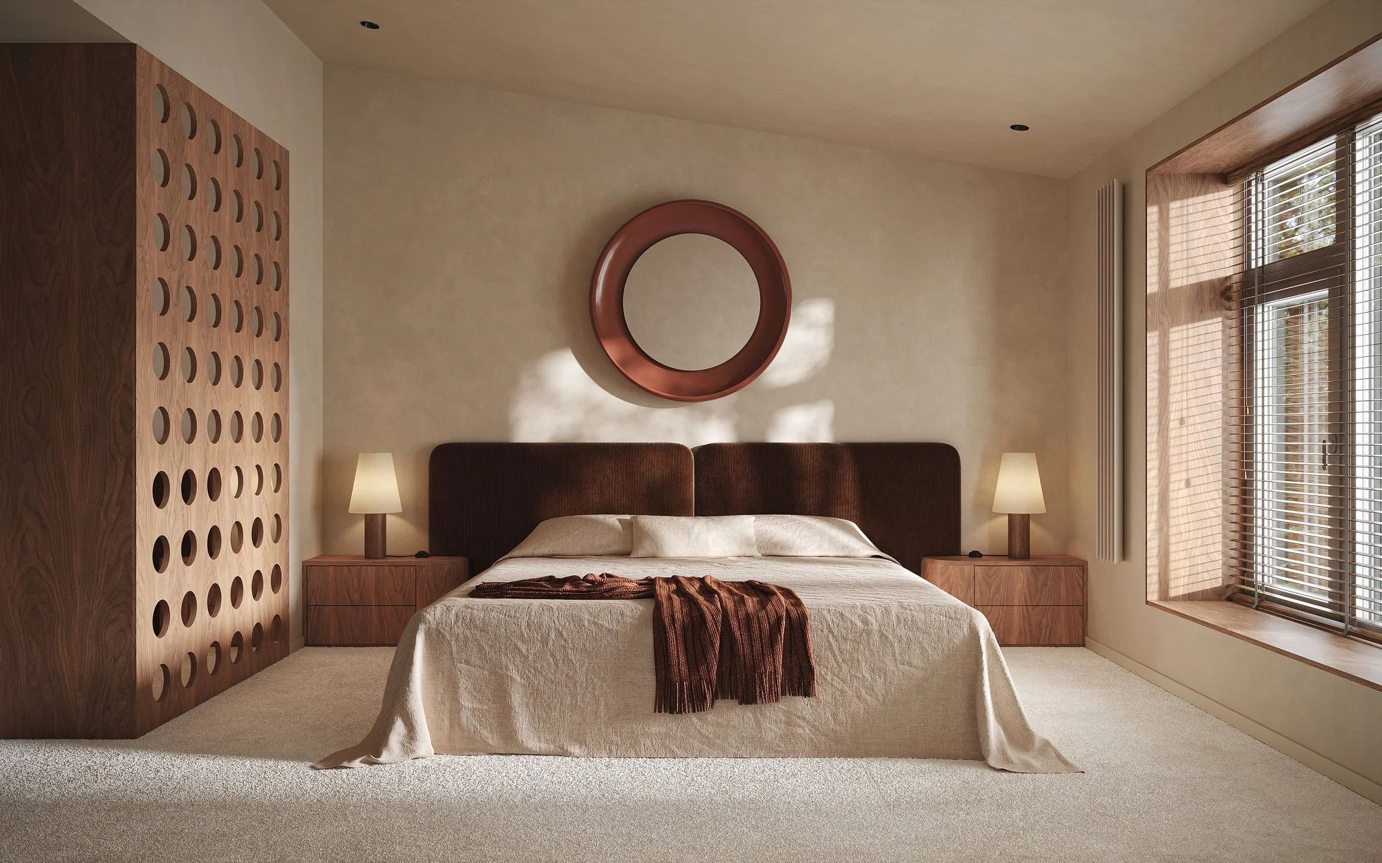 Dormitorio con cabecero oscuro, espejo circular y persianas de madera.