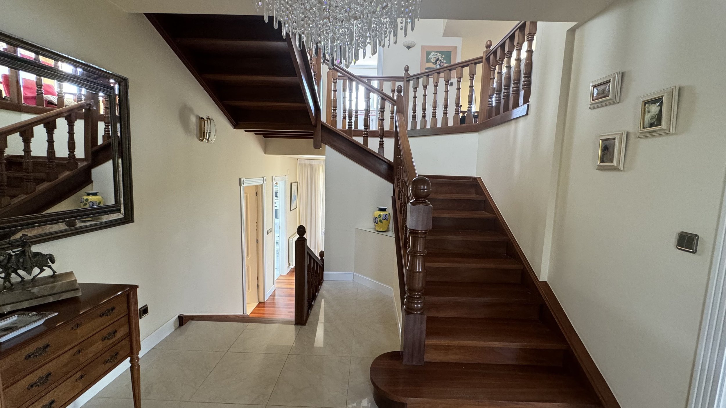 home-built-on-love-pasillo-escalera-de-madera-antes.jpg