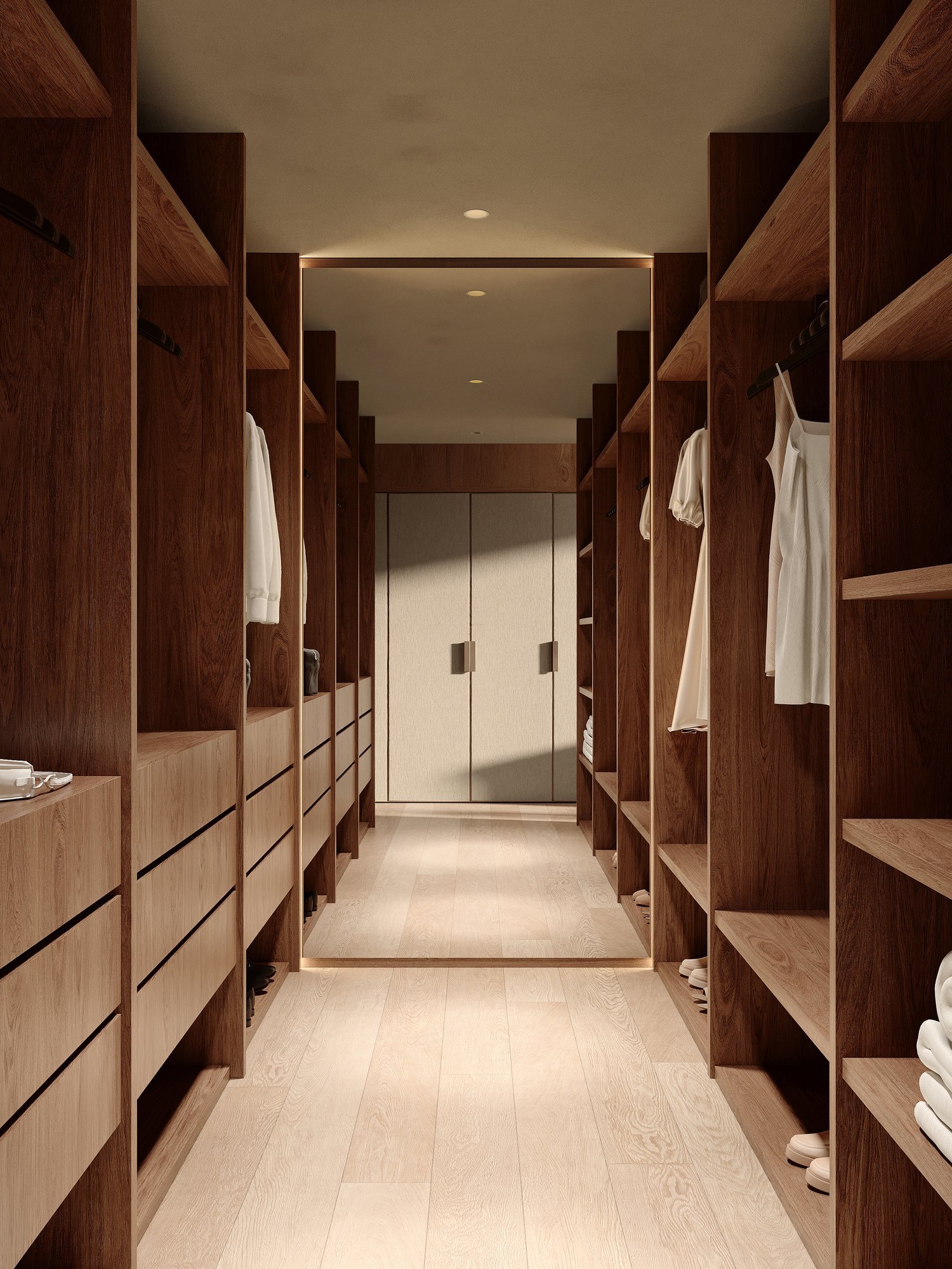 Vestidor con armarios abiertos de madera a ambos lados.