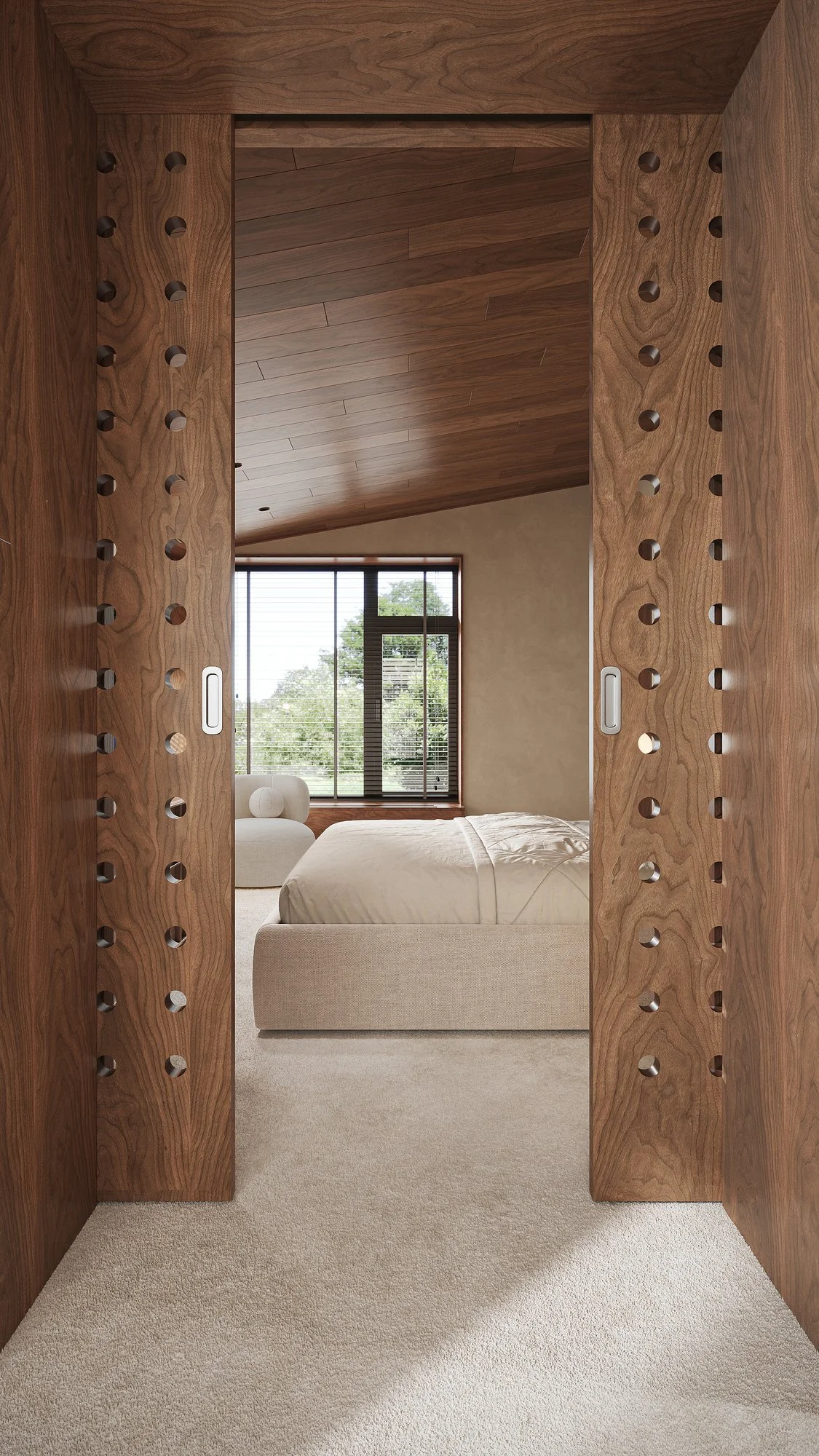 Acceso al dormitorio a través de una celosía de madera con perforaciones circulares.