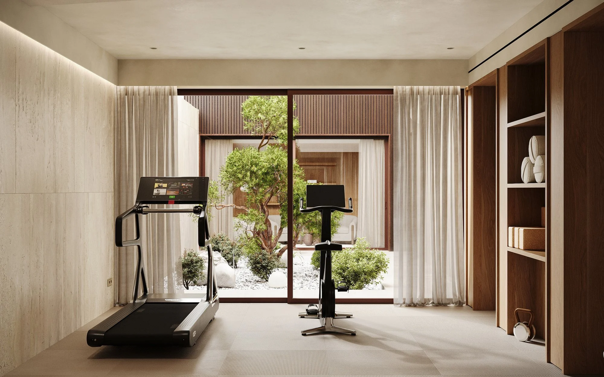 Gimnasio con grandes ventanales orientados hacia un patio con vegetación.