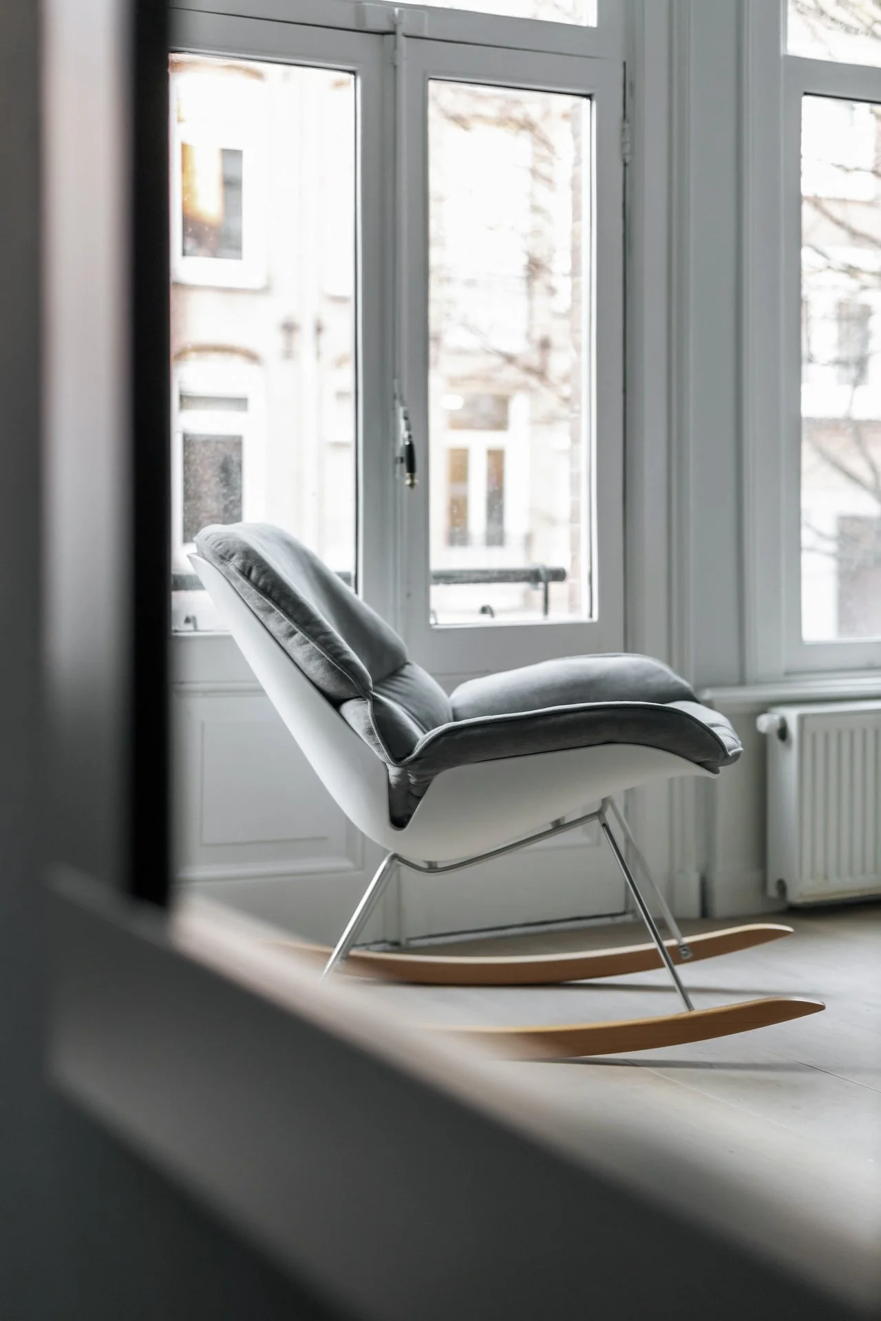 mecedora-gris-estilo-escandinavo.jpg