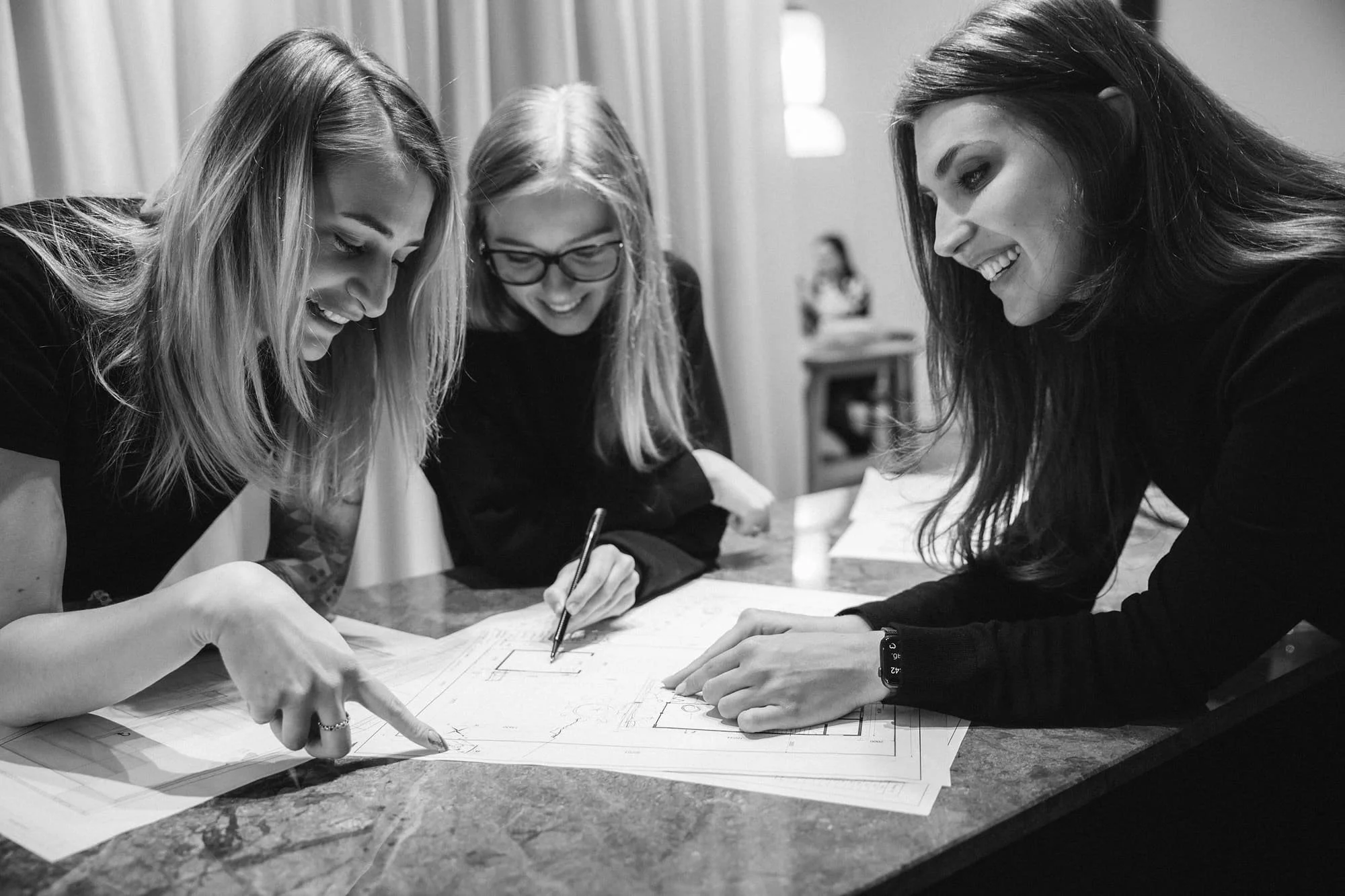 chicas en una oficina de arquitectura