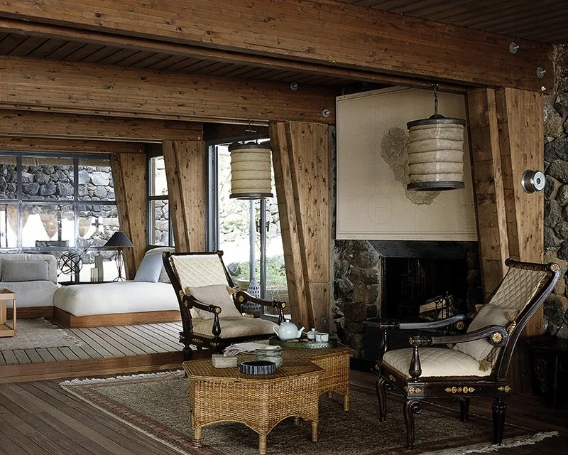 Salón con chimenea y vigas de madera, residencia Giorgio Armani en Pantelaria, foto de archivo