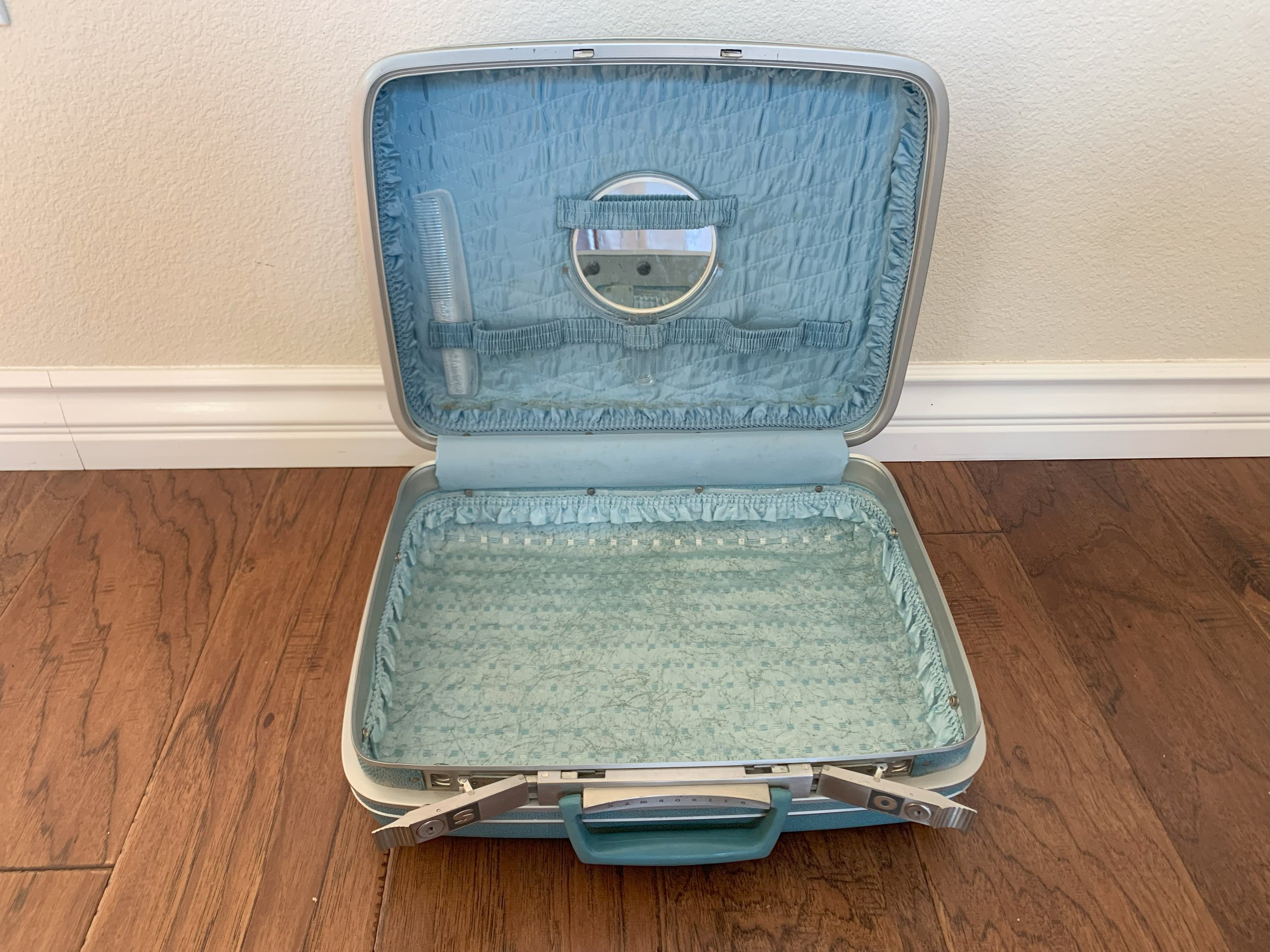 WHAT TO DO WITH AN OLD SUITCASE? 