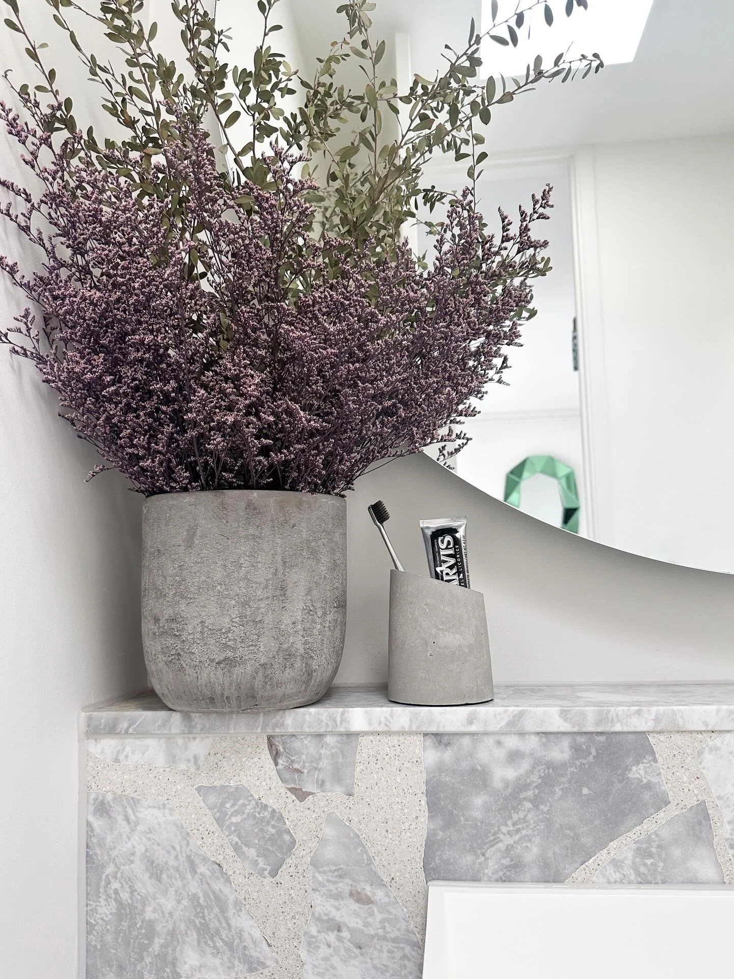 Stop hiding your essentials. Show them off with Mura. 

#concrete #design #bathroominspiration #organiser