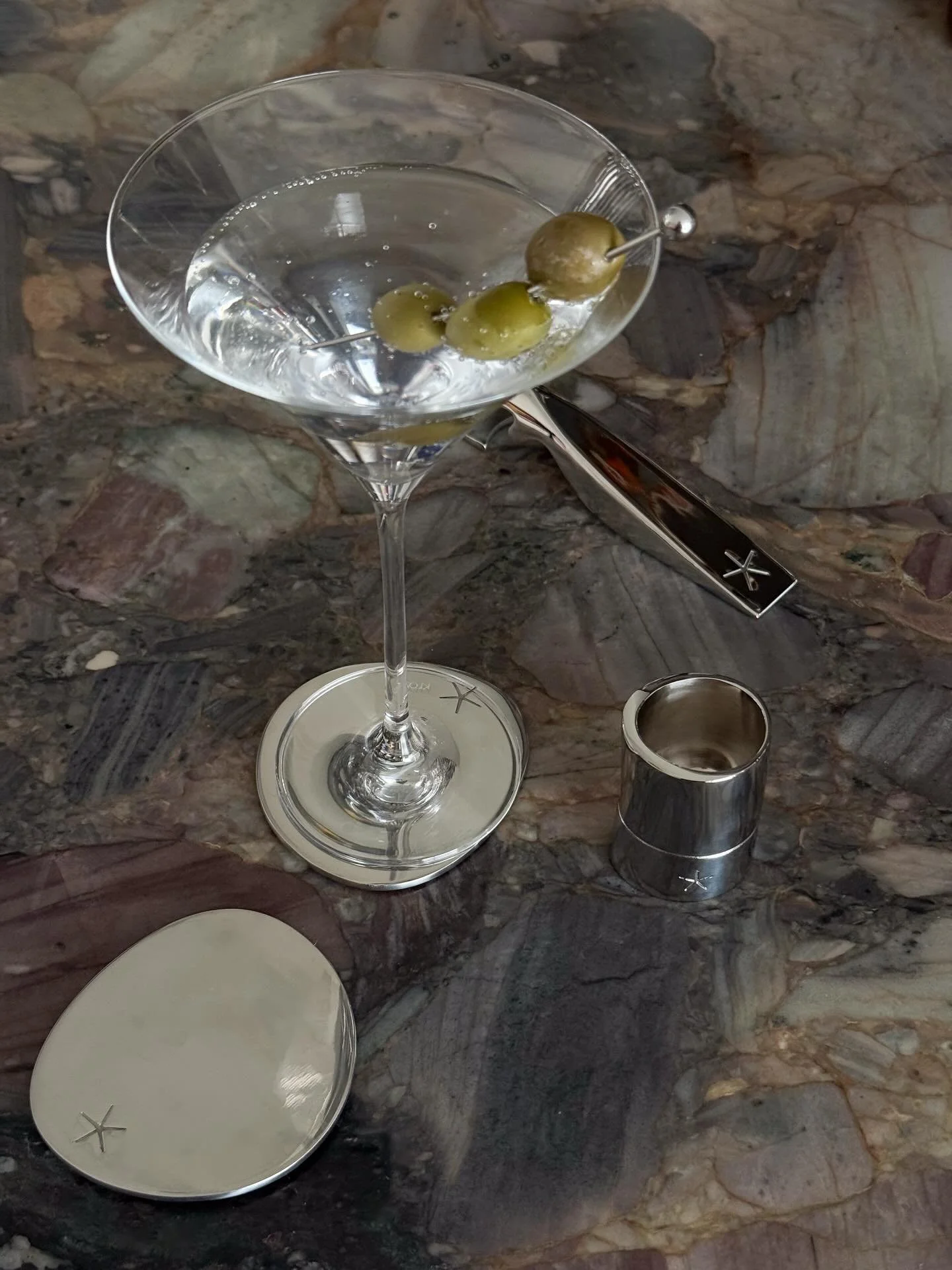 The gift they&rsquo;ll actually use! Everything you need for the perfect home bar. 

#barsetup #melbournedesign #giftideas #barware #design