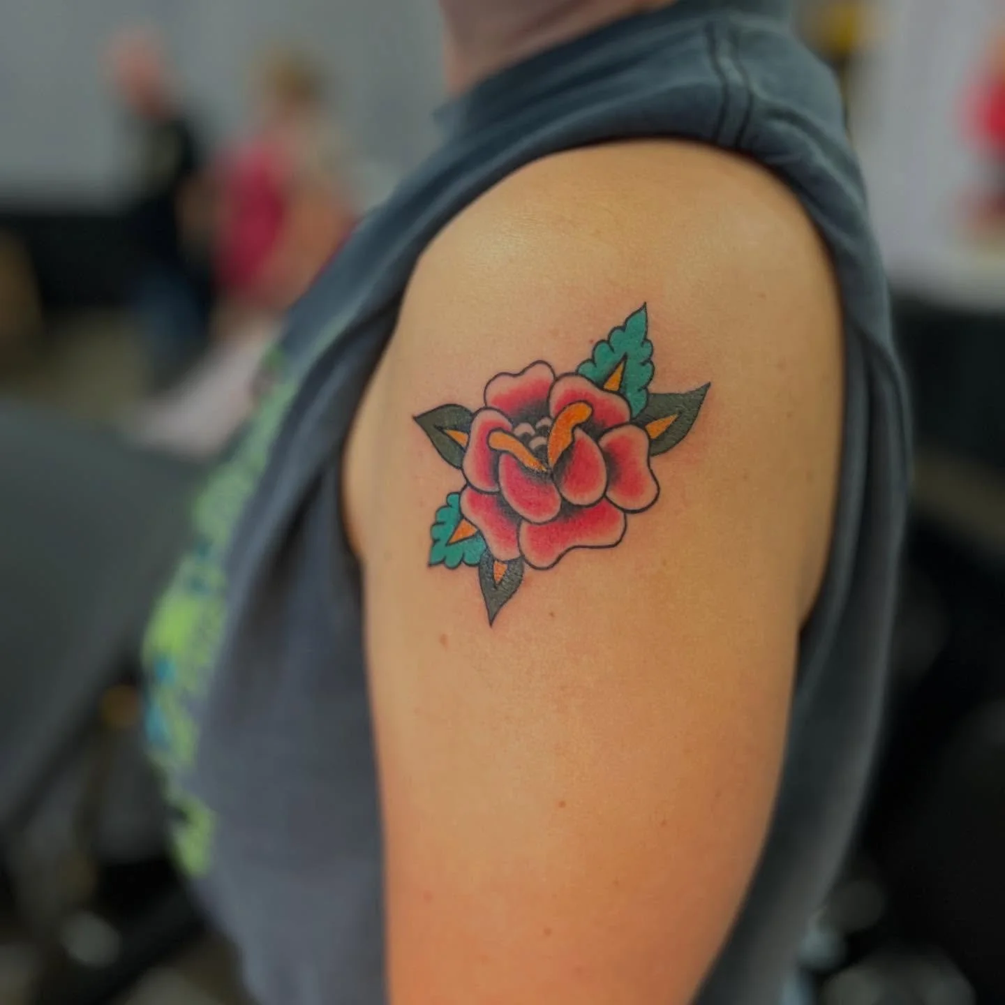 Just a NORMAL tattoo for a NORMAL person in a NORMAL location for Sarah! Great to see wonderful friendly faces at a  tattoo convention with all the high energy and intensity it can bring! Classic rose 🌹  @madisontattoofestival