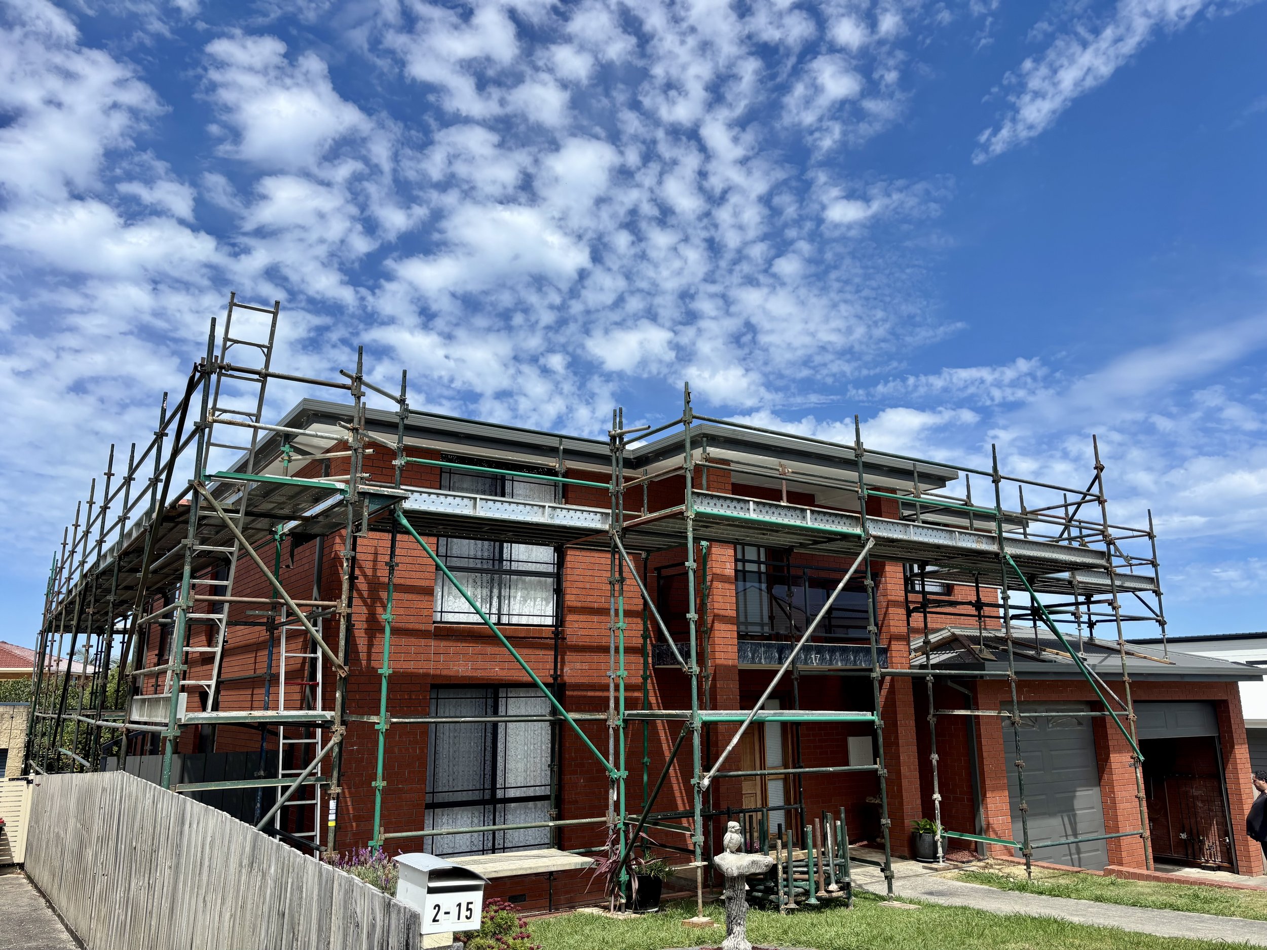 Scaffold hire for residential property with multi-level access and edge protection