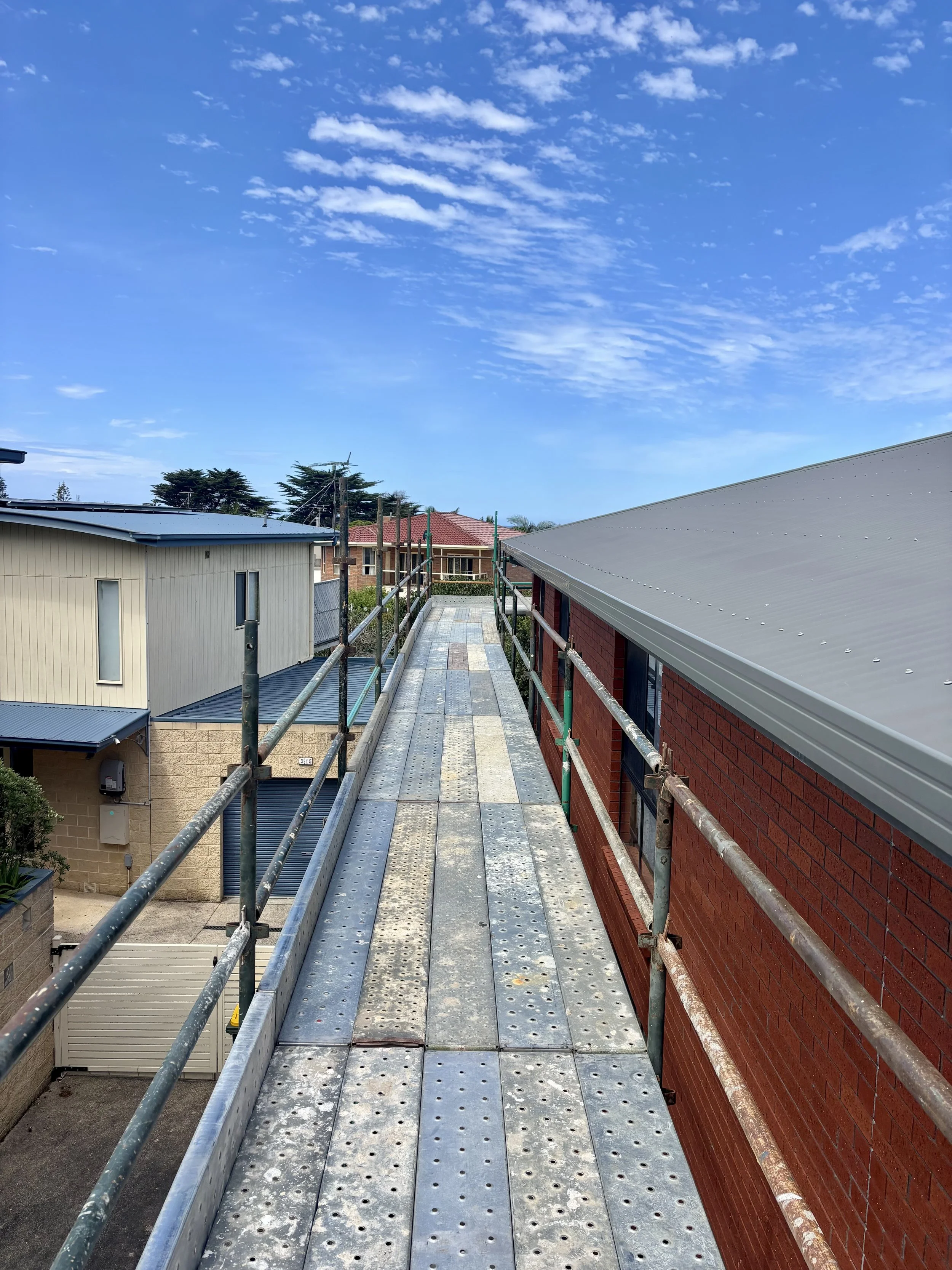 Scaffold walkway platform providing safe roof access and fall protection