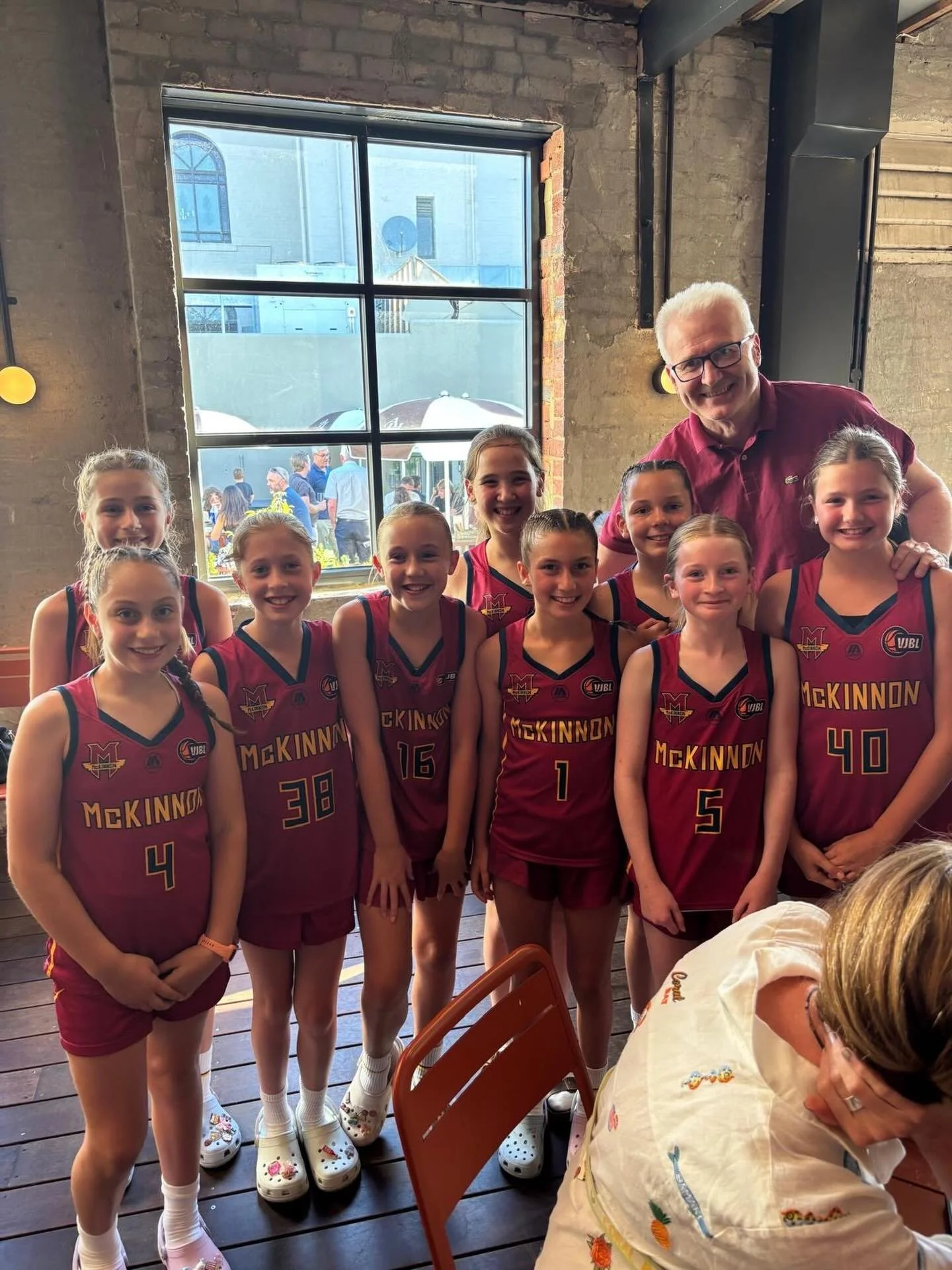 🐐 Our 12.1 Girls met a special guest at tonight&rsquo;s team dinner after a nail bitting win on day one of the EDJBT!

#cougarpride🐾